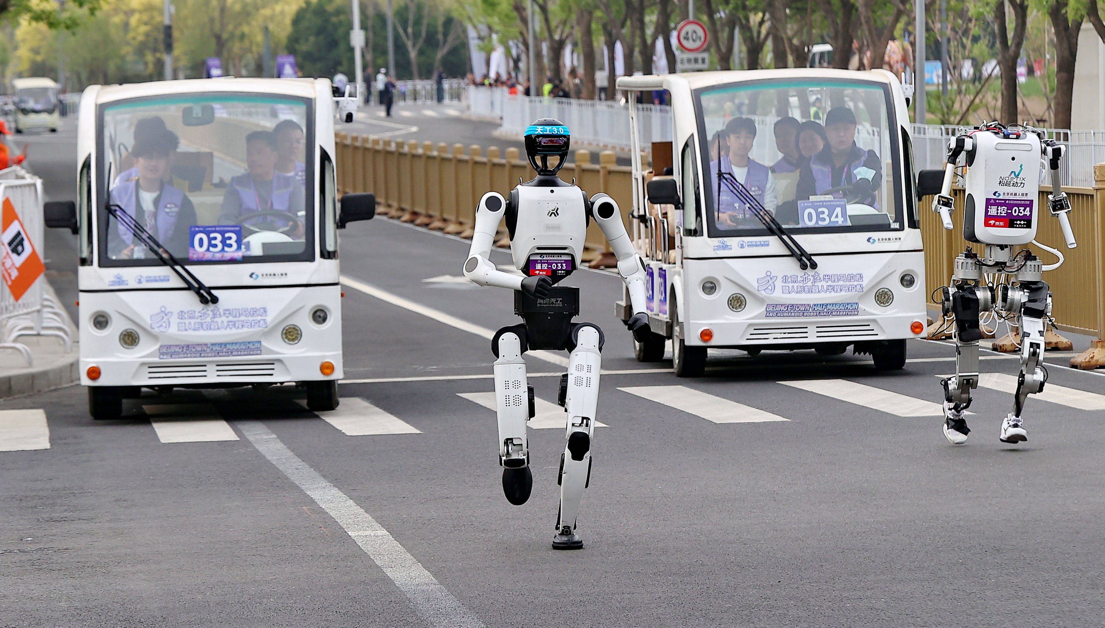 Robôs humanoides competem em meia-maratona em Pequim - foto: Imago