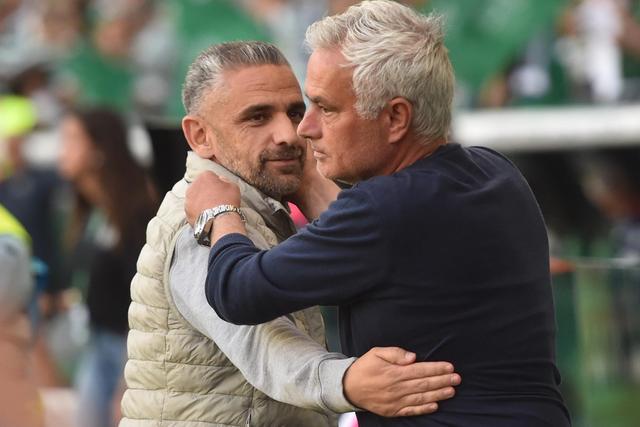 Rui Borges e José Mourinho antes do início do dérbi - Foto: Miguel Nunes