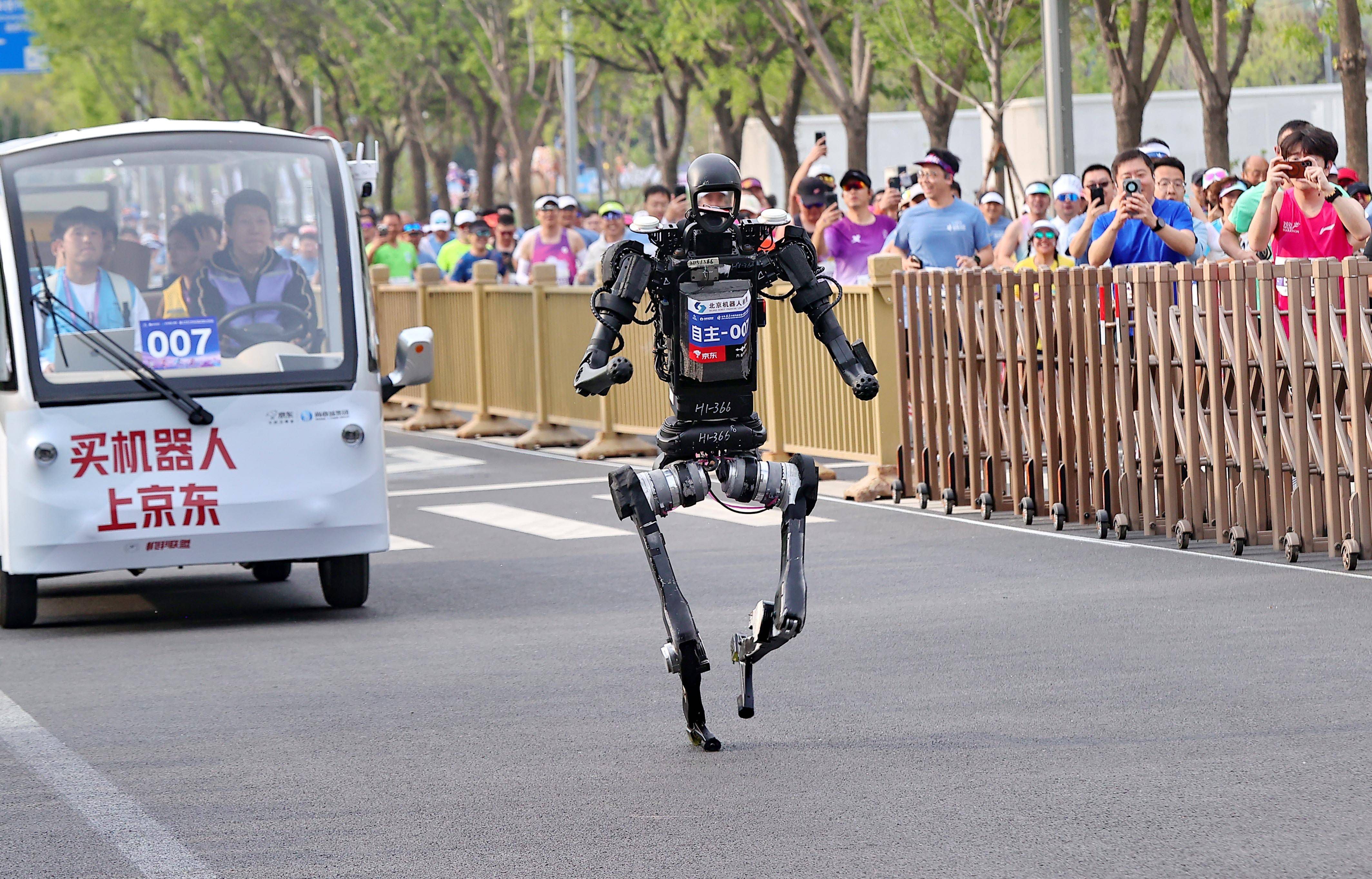 Robôs humanoides competem em meia-maratona em Pequim - foto: Imago