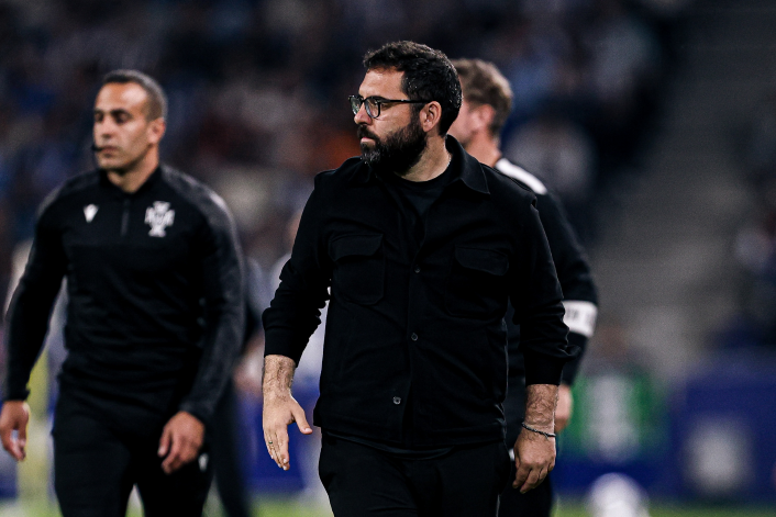 Gonçalo Feio lamentou o desaire do Tondela diante do FC Porto, mas mostrou-se esperançado no futuro — Foto: Liga Portugal