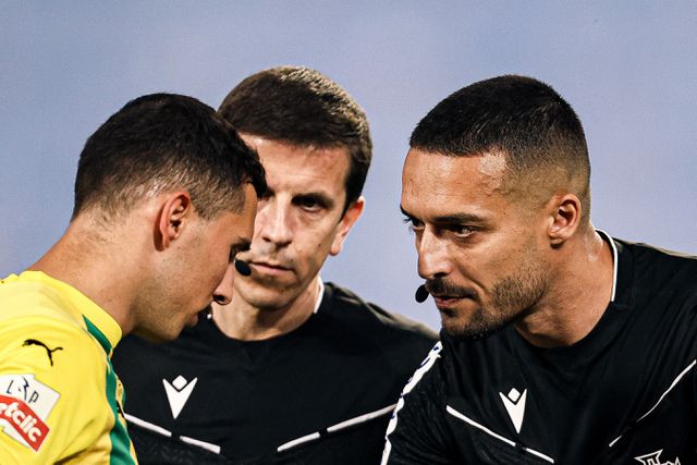Cláudio Pereira recebeu nota 6 de Pedro Henriques, mas valeu-lhe o VAR como ajuda — Foto: Liga Portugal