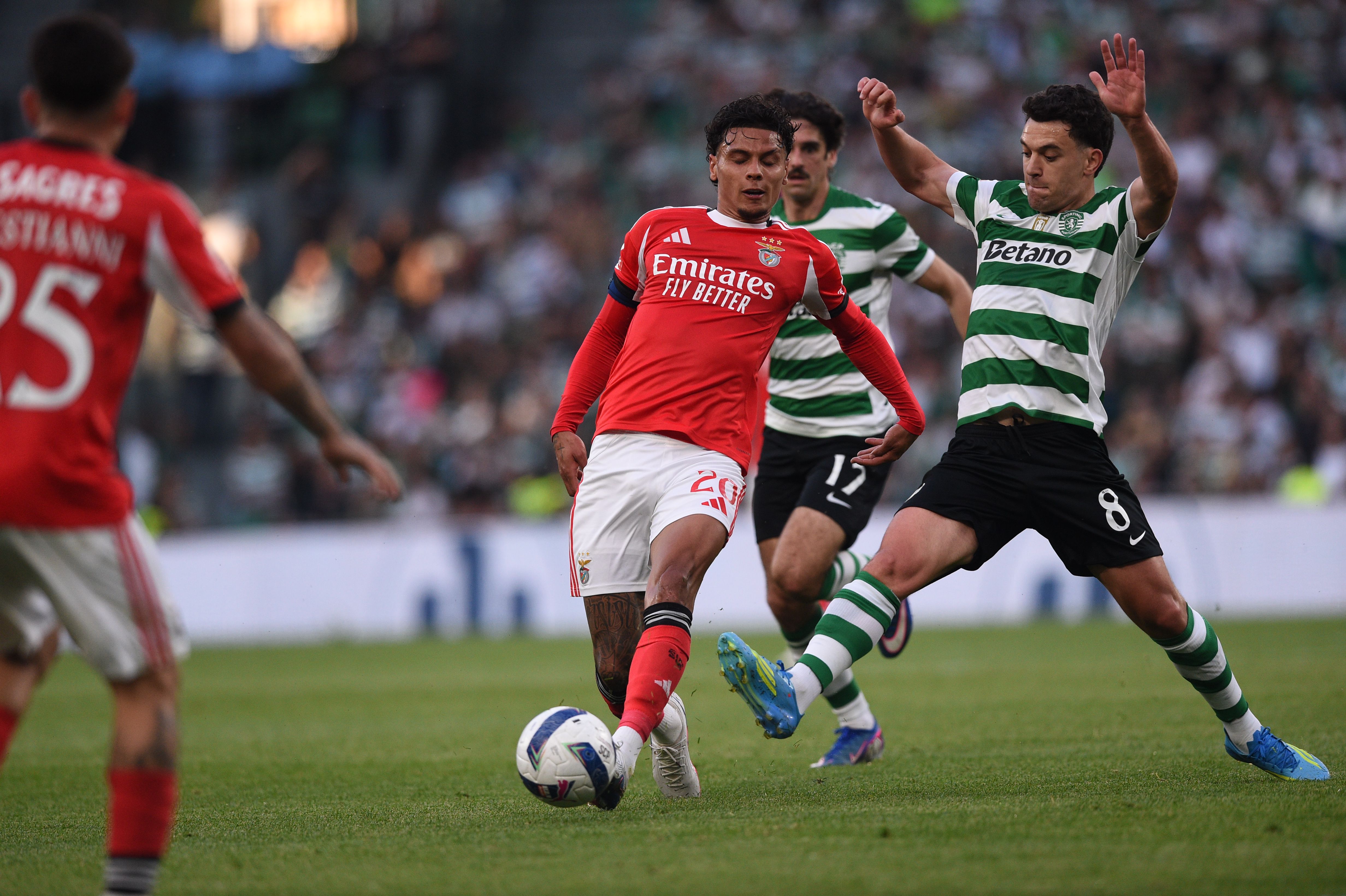Pote tenta roubar a bola a Ríos - Foto: Sérgio Miguel Santos