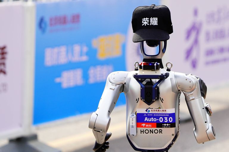 Robôs humanoides competem em meia-maratona em Pequim - foto: Imago