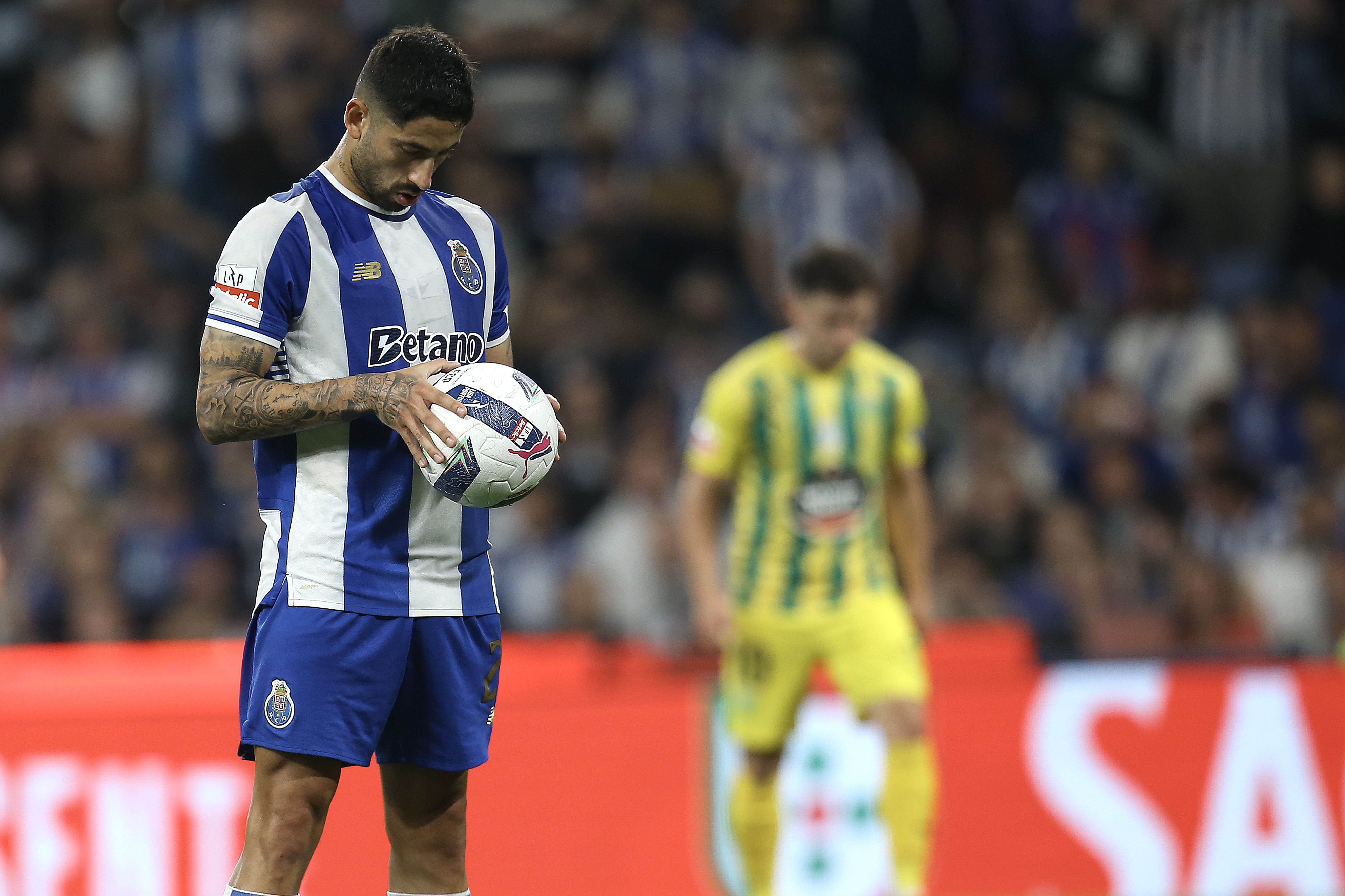 Alan Varela assumiu a cobrança, mas permitiu defesa - Foto: Manuel Fernando Araújo/LUSA