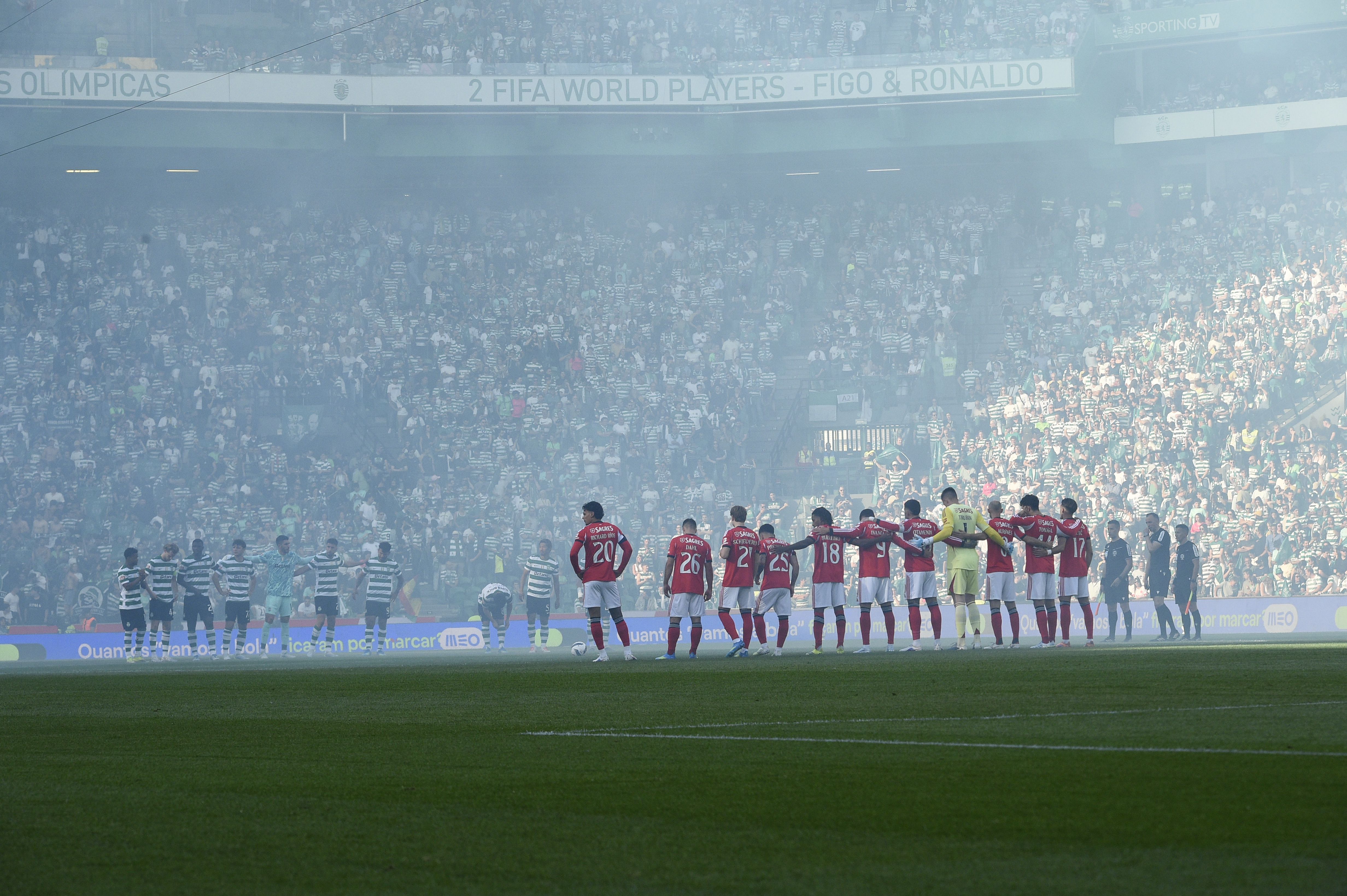 Jogadores do Benfica e do Sporting durante o minuto de silêncio em memória de Vicente Lucas - Foto: Sérgio Miguel Santos