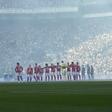 Jogadores do Benfica e do Sporting durante o minuto de silêncio em memória de Vicente Lucas - Foto: Sérgio Miguel Santos