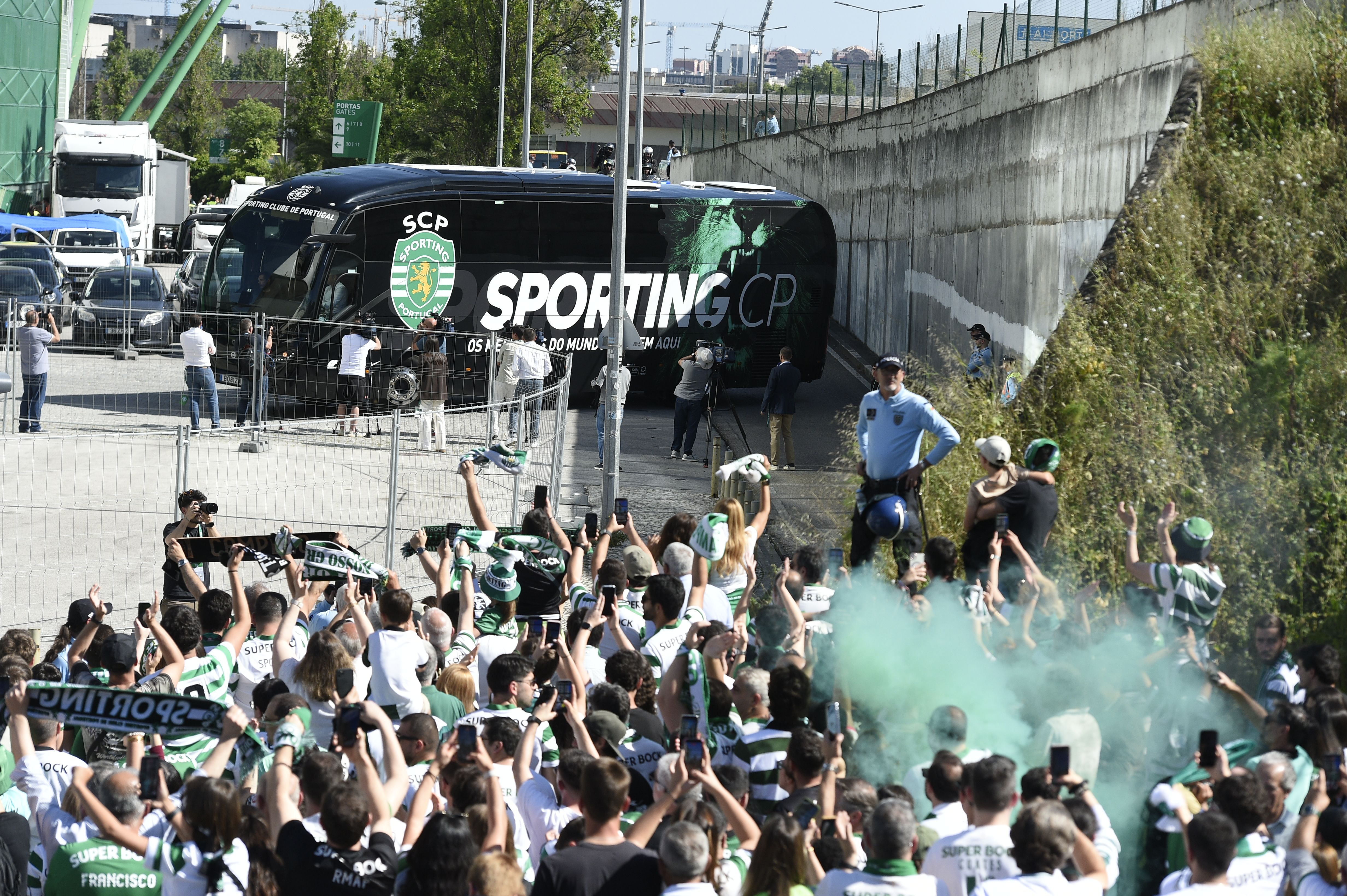 A chegada do autocarro do Sporting a Alvalade - Foto: Sérgio Miguel Santos