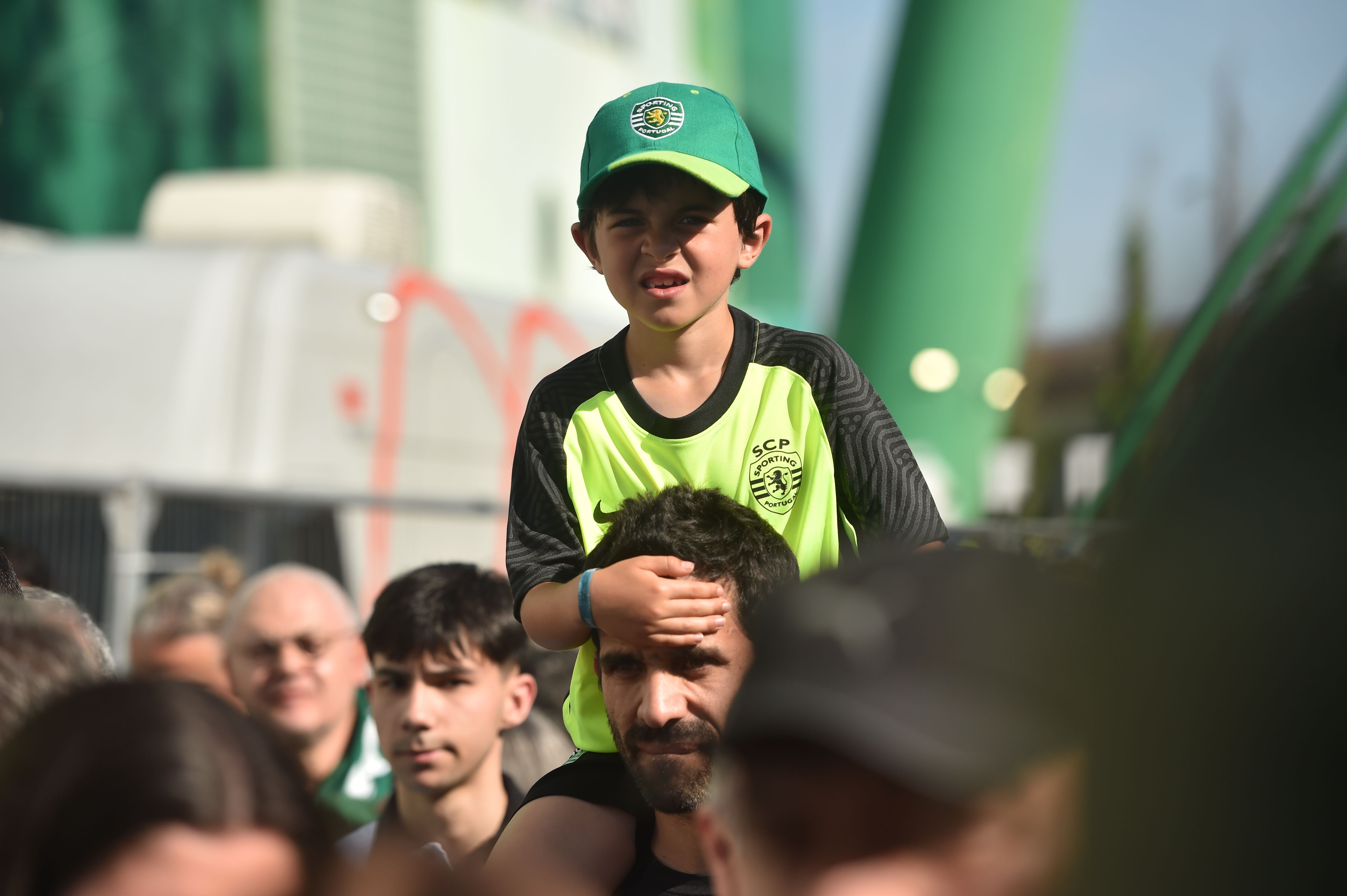 Adeptos no Sporting nas imediações do estádio - Foto: Miguel Nunes