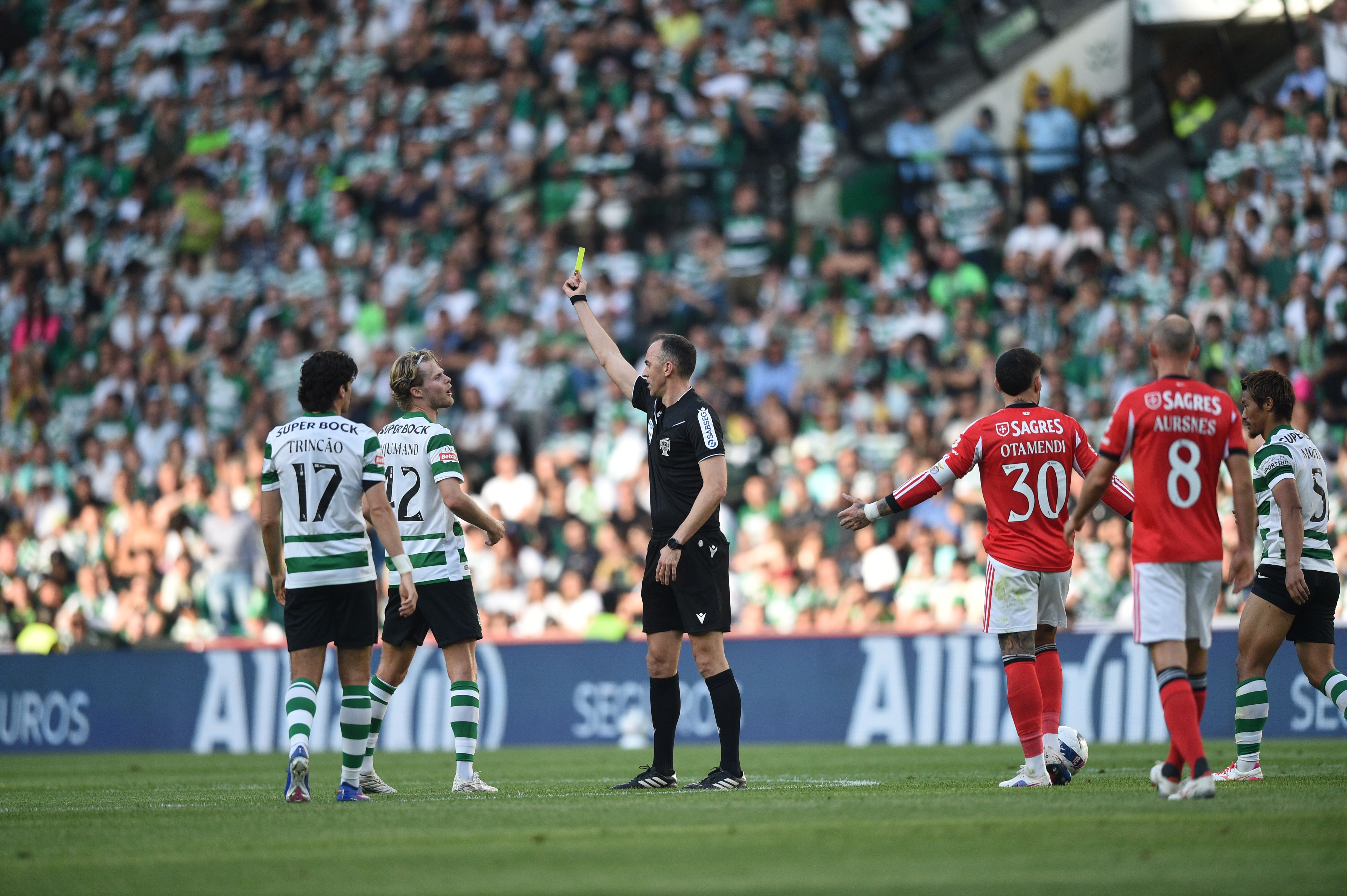João Pinheiro mostrou o cartão amarelo a Hjulmand por protestos - Foto: Sérgio Miguel Santos