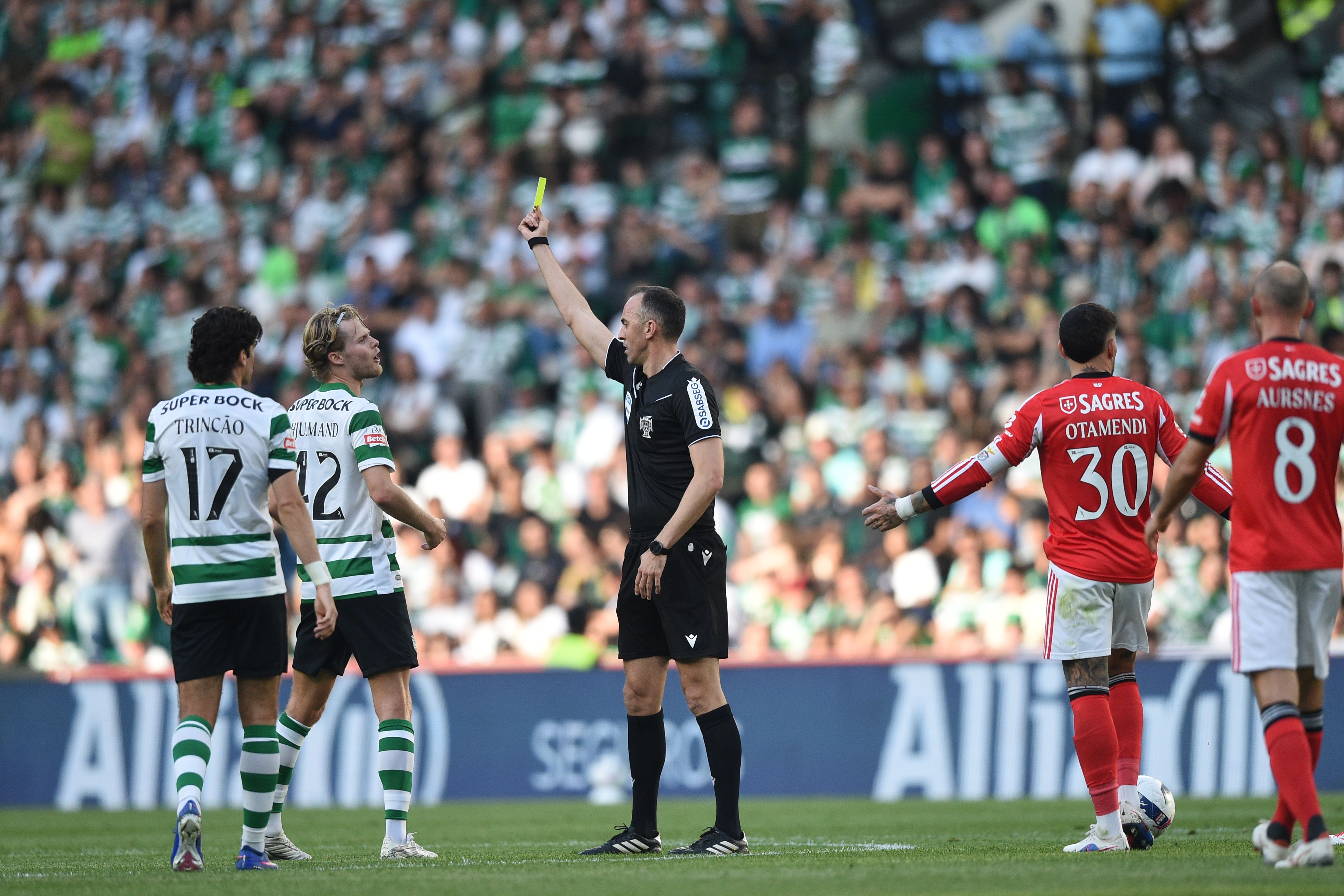 João Pinheiro mostrou o cartão amarelo a Hjulmand por protestos - Foto: Sérgio Miguel Santos