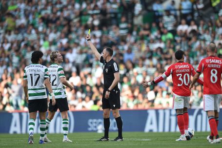João Pinheiro mostrou o cartão amarelo a Hjulmand por protestos - Foto: Sérgio Miguel Santos