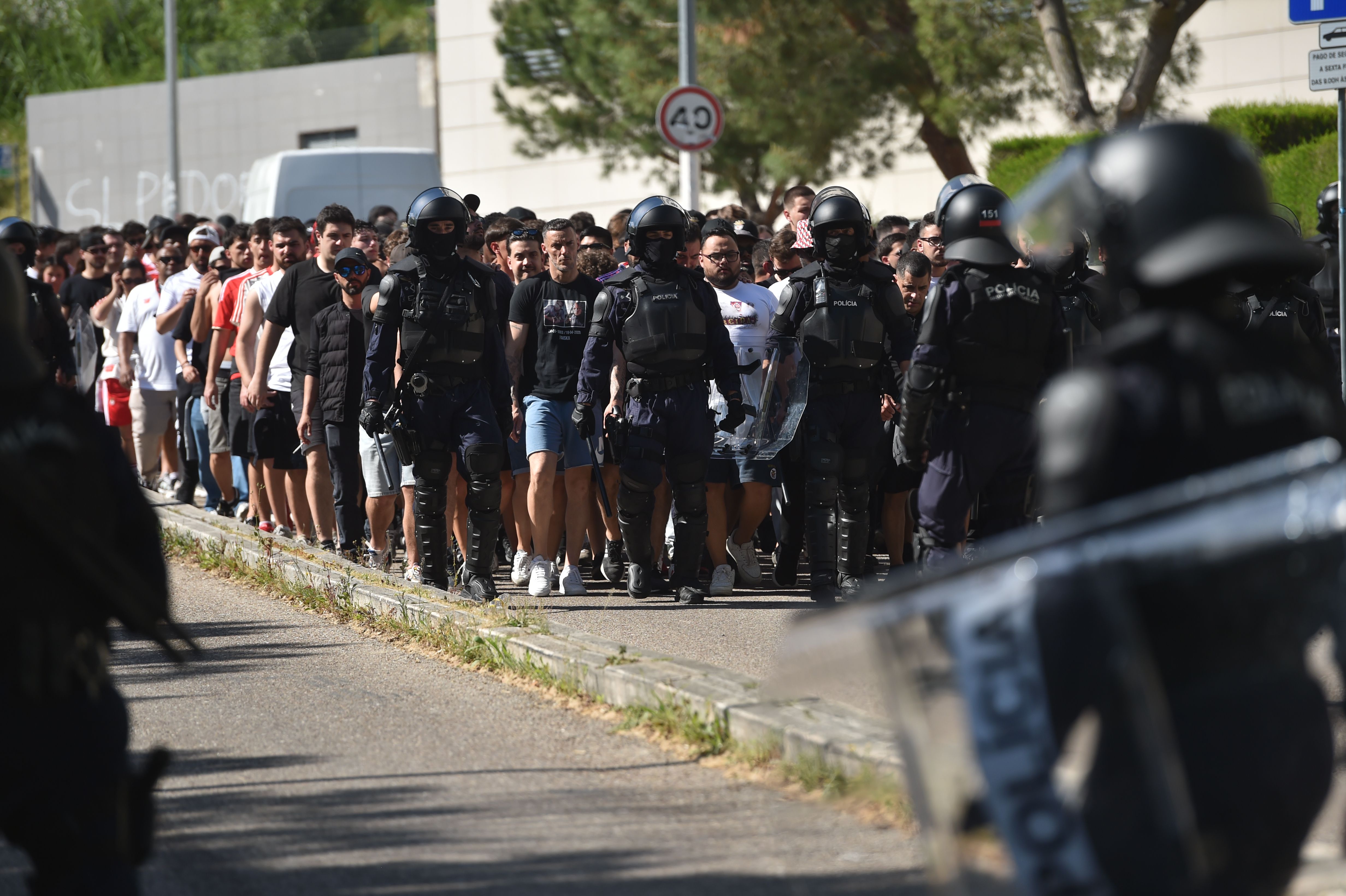 Polícia controla a chegada dos adeptos do Benfica ao Estádio de Alvalade - Foto: Miguel Nunes