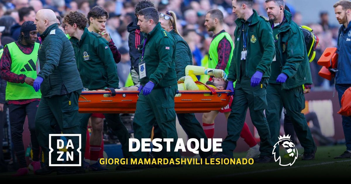 Guarda-redes do Liverpool foi hospitalizado depois deste lance