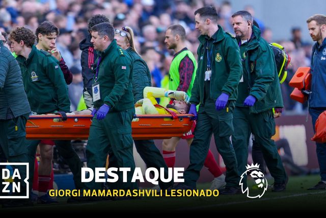Guarda-redes do Liverpool foi hospitalizado depois deste lance