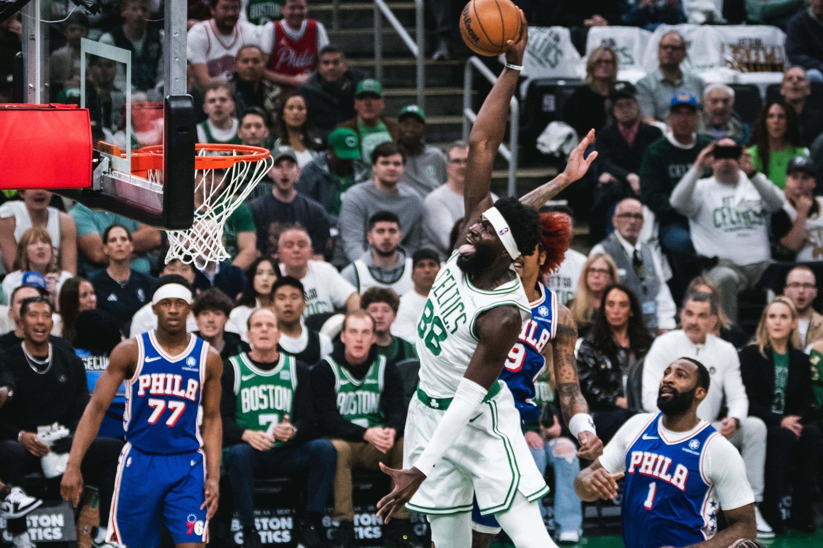 Neemias ataca o cesto para um poderoso afundanço contra os 76'ers