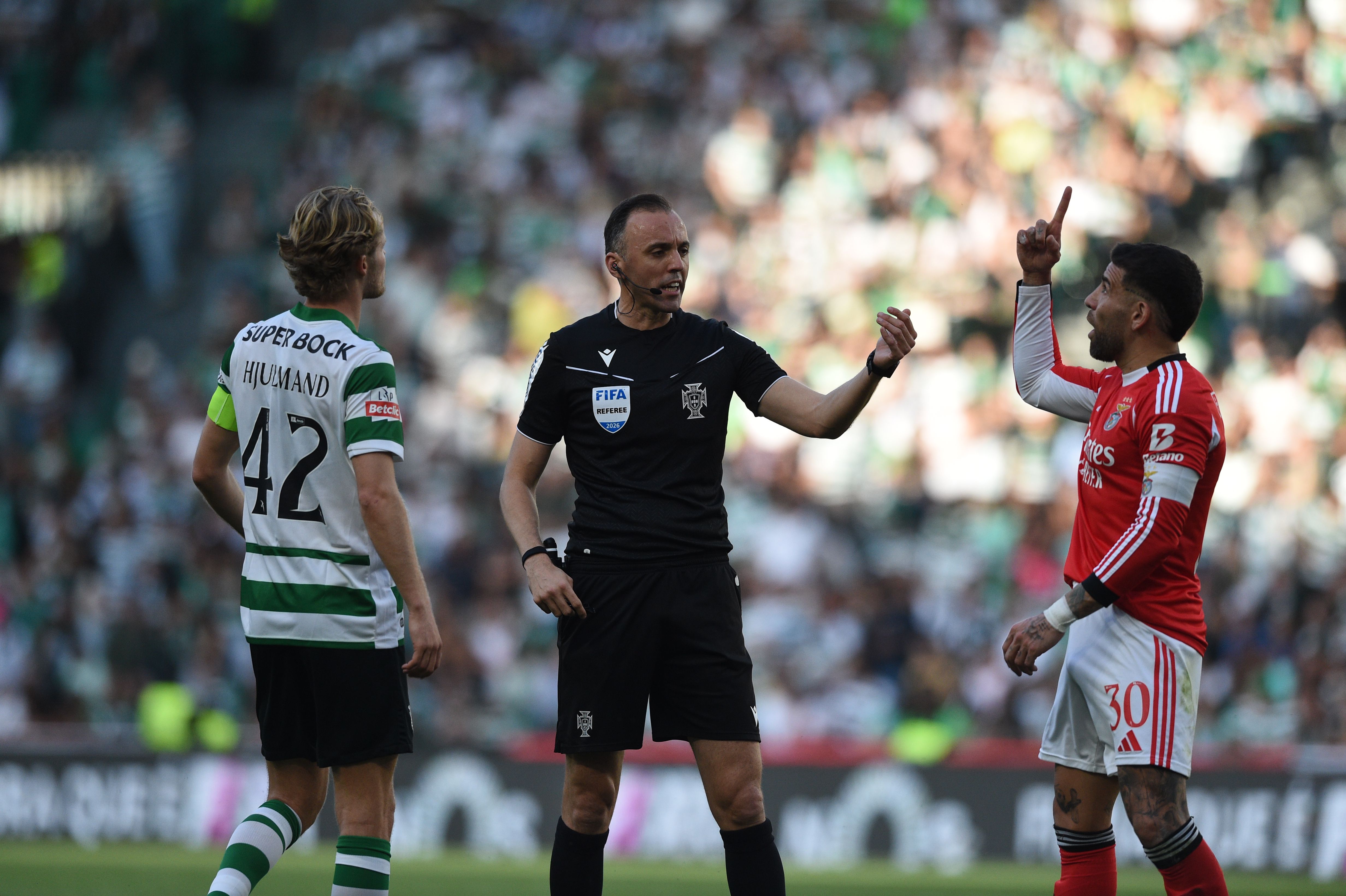 João Pinheiro conversa com os capitães Hjulmand e Otamendi - Foto: Sérgio Miguel Santos