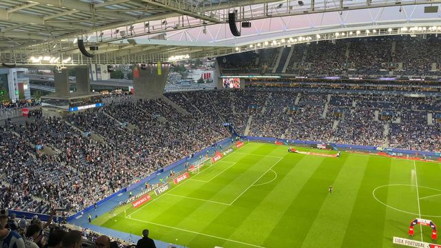 A reação do Estádio do Dragão após o apito final do Sporting-Benfica