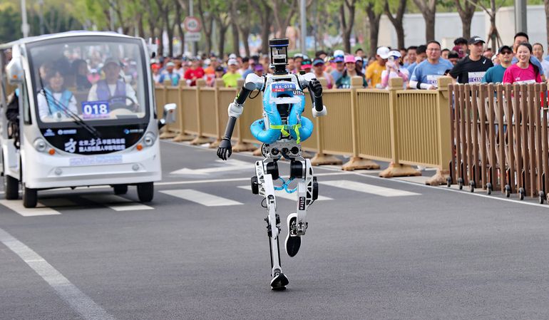 Robôs humanoides competem em meia-maratona em Pequim - foto: Imago