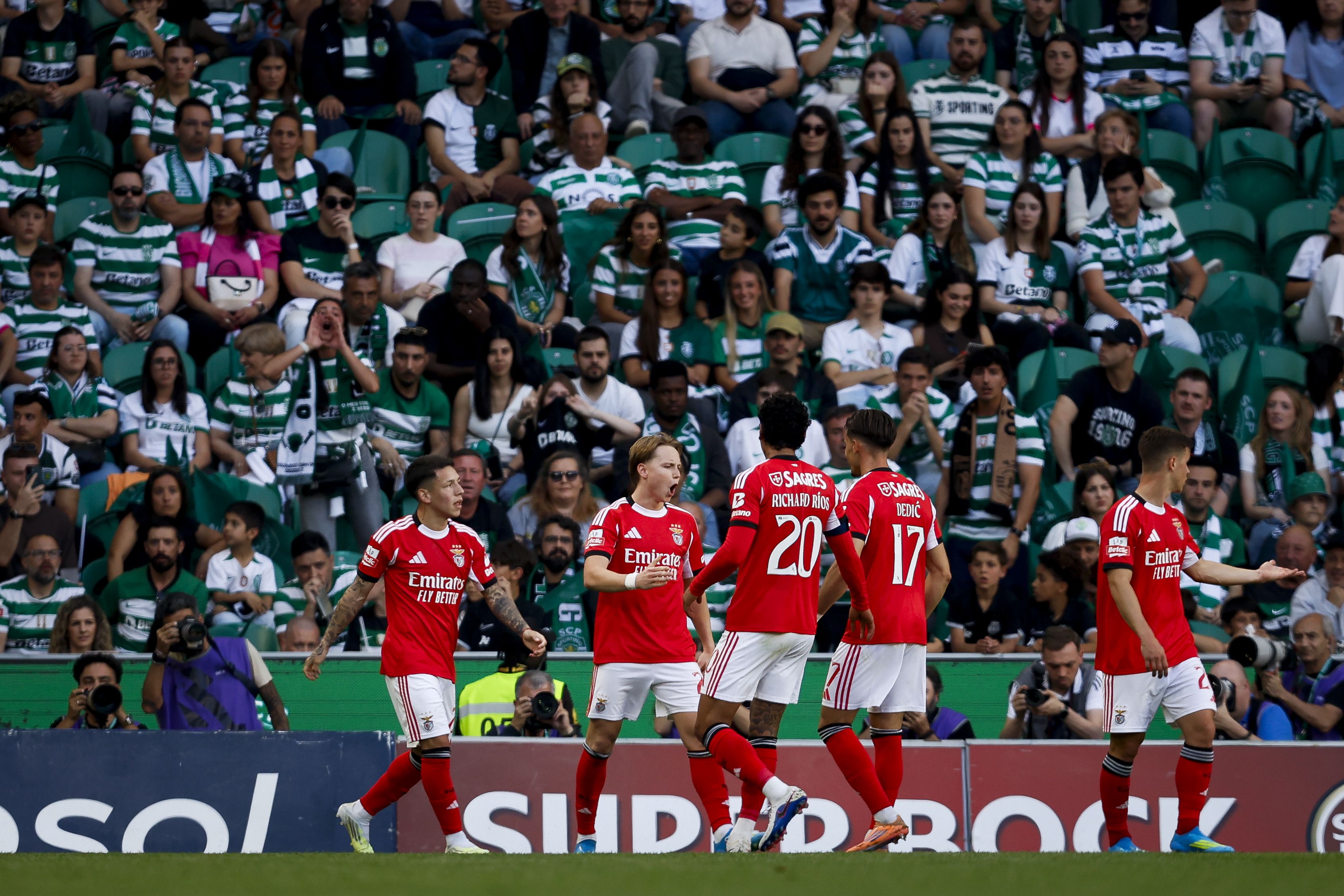 Jogadores do Benfica festejam golo marcado ao Sporting