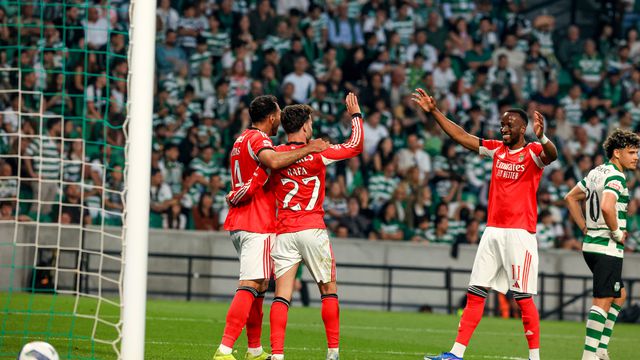Jogadores do Benfica festejam vitória em Alvalade