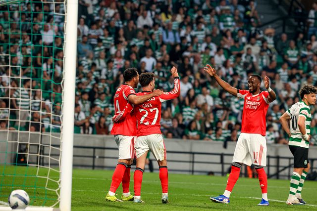 Jogadores do Benfica festejam vitória em Alvalade