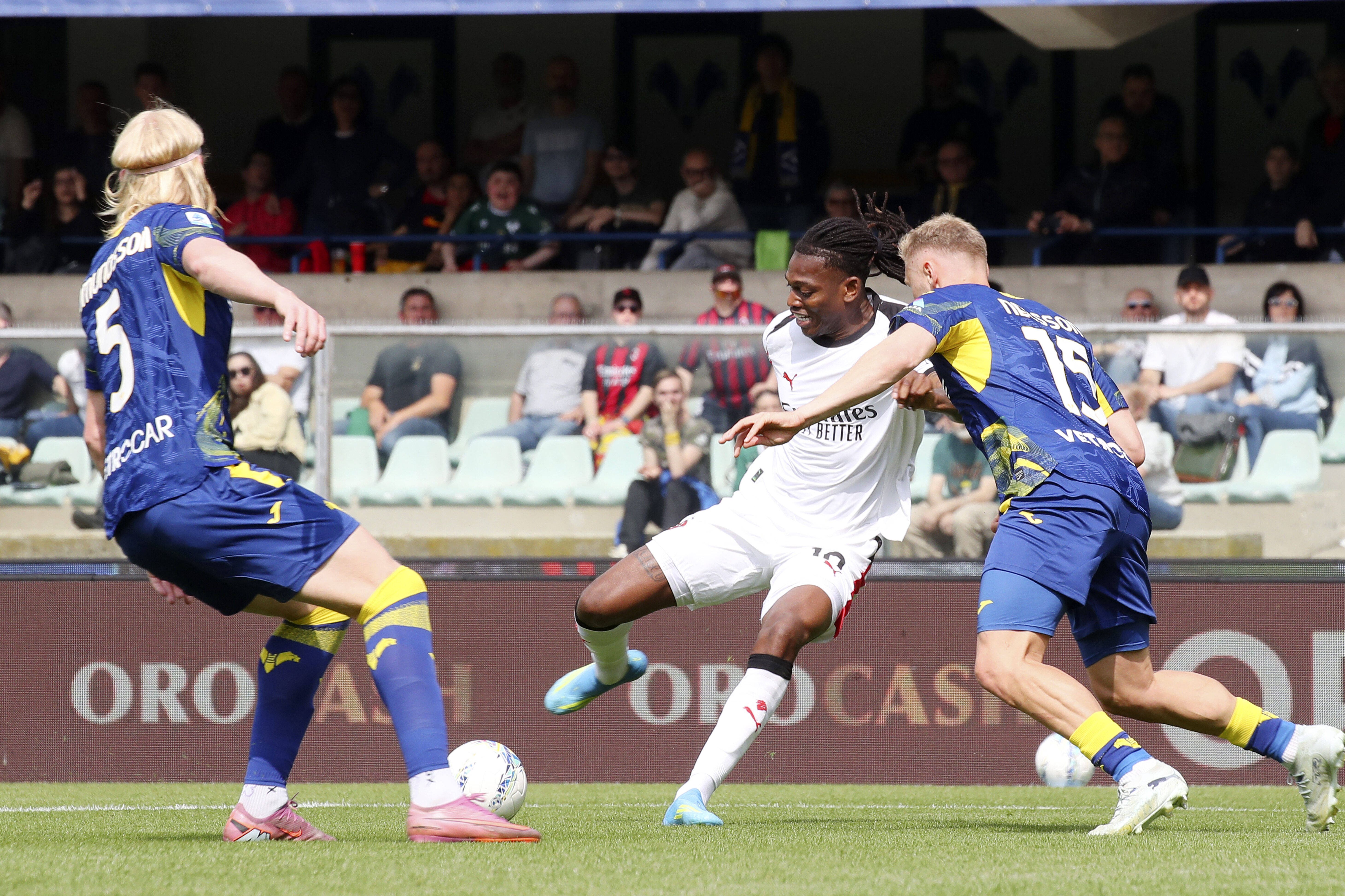 Rafael Leão em ação frente ao Hellas Verona