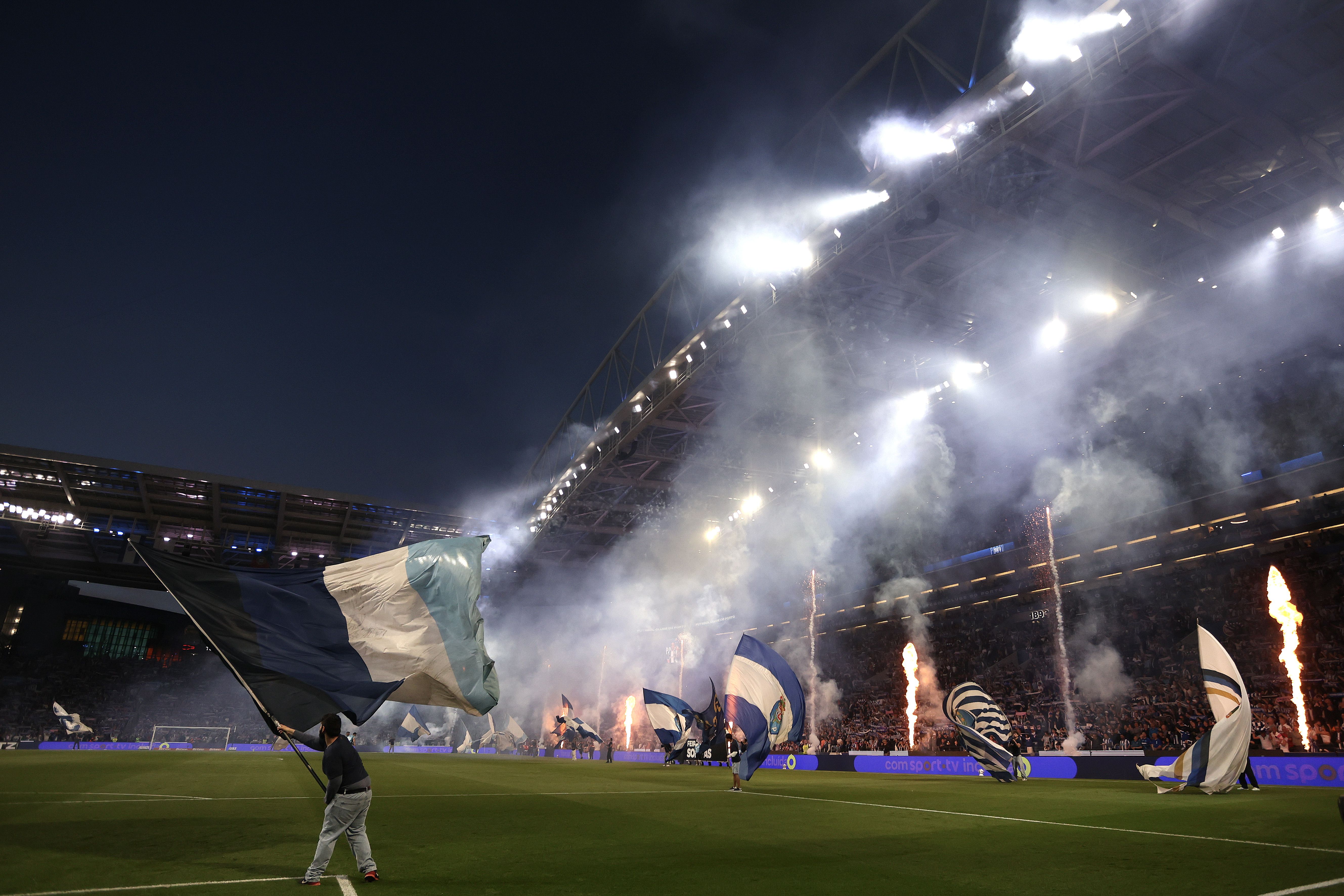 A entrada das equipas no Estádio do Dragão - Foto: Manuel Fernando Araújo/LUSA
