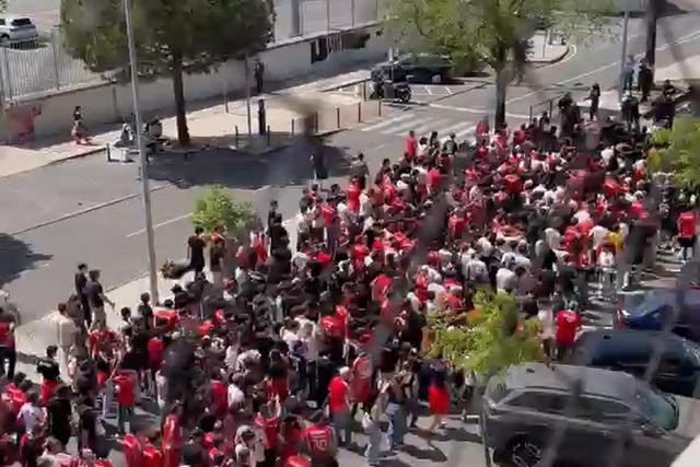 O cortejo dos adeptos do Benfica para Alvalade