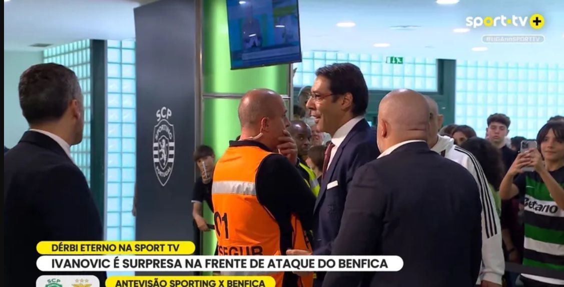 O momento em que Rui Costa se queixa a elementos da segurança do esta´dio de Alvalade