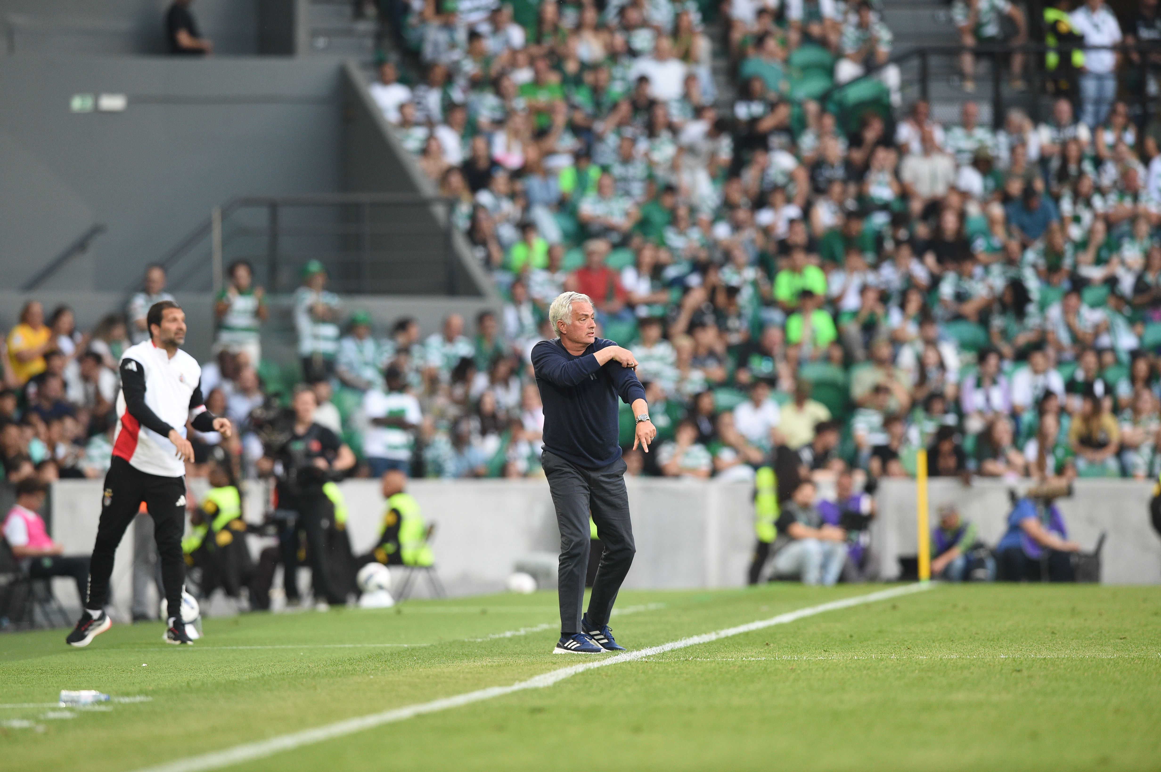 José Mourinho, treinador do Benfica, no jogo frente ao Sporting em Alvalade - Foto: Sérgio Miguel Santos