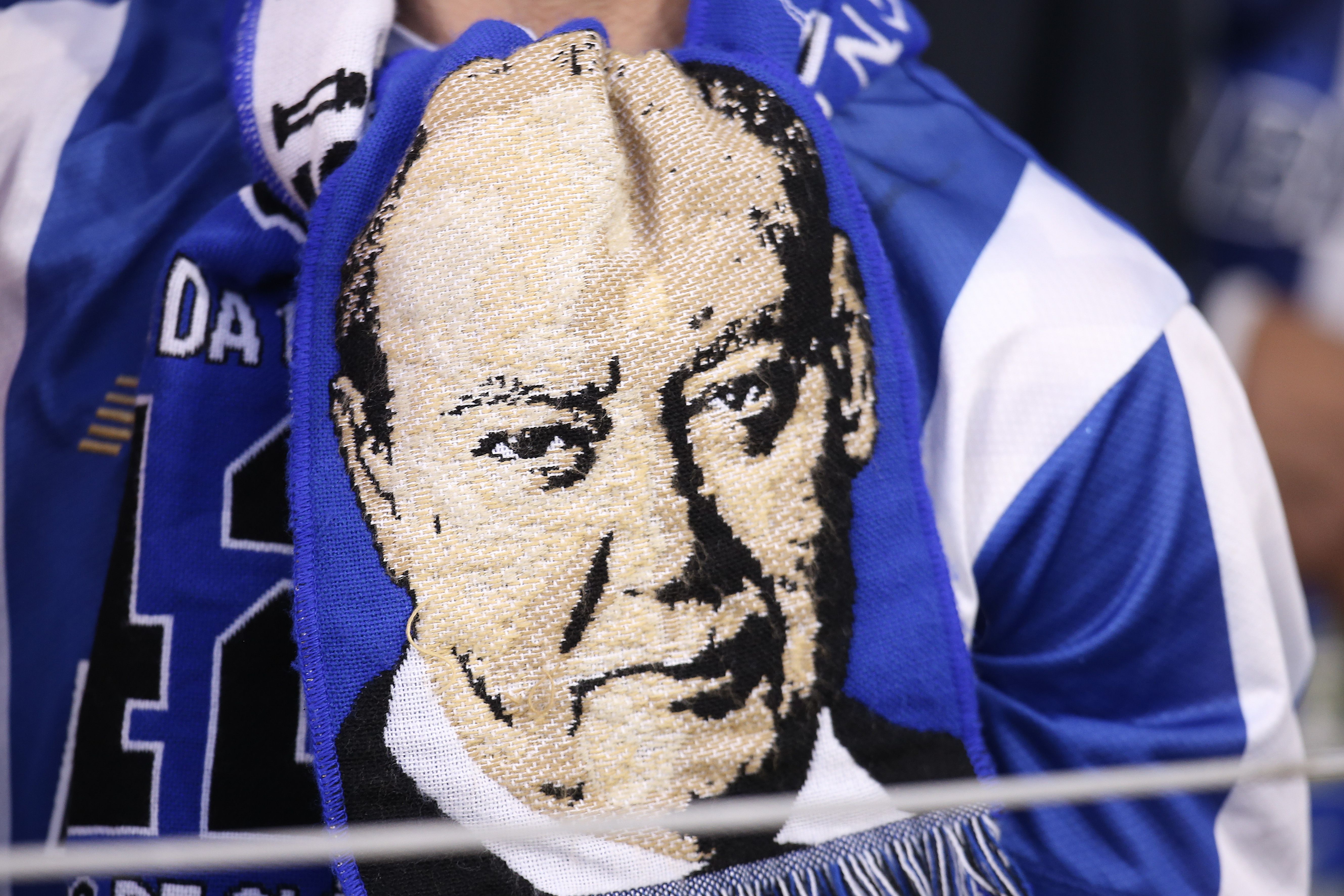 Adepto homenageia Pinto da Costa - Foto: Manuel Fernando Araújo/LUSA