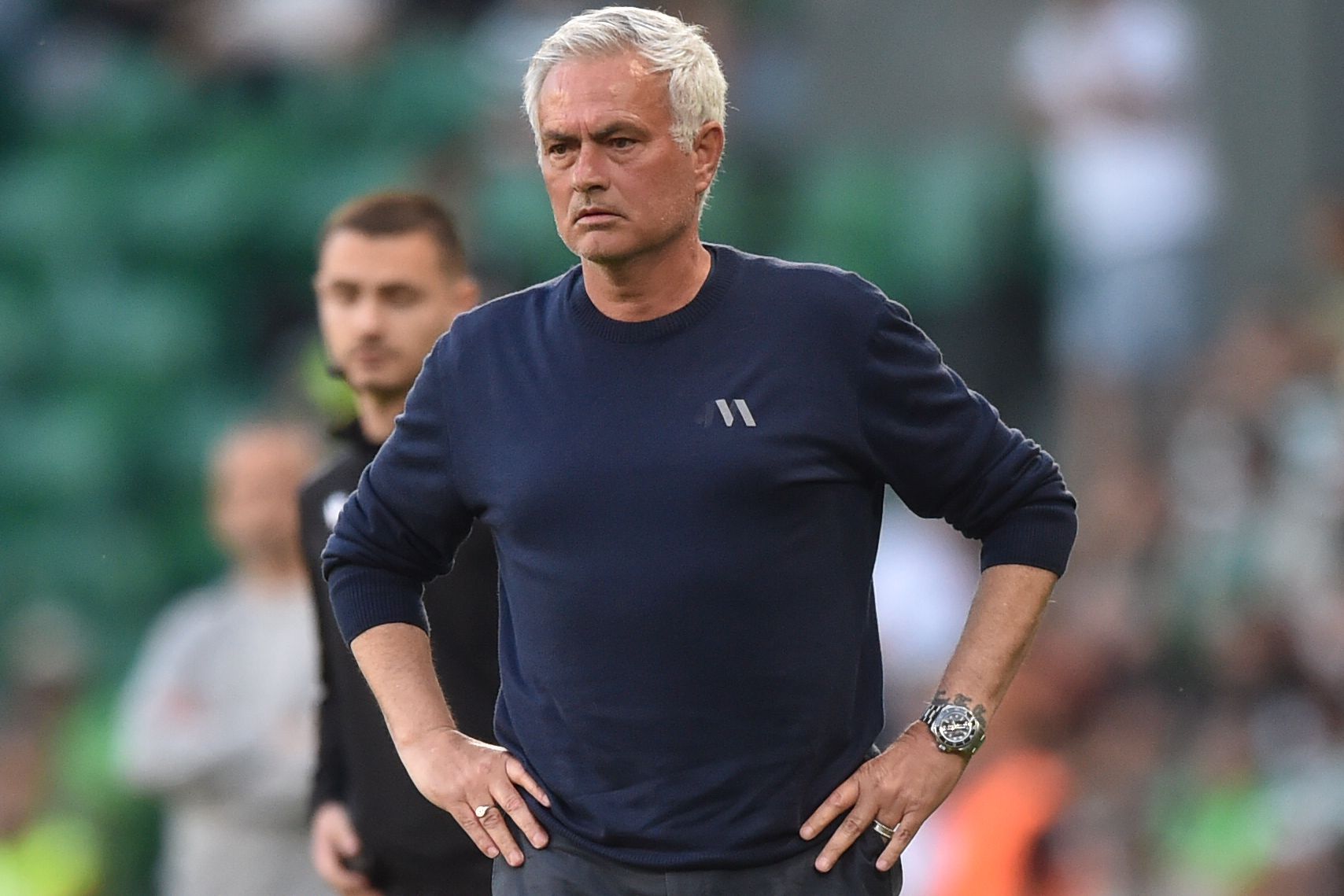 José Mourinho preocupado no dérbi entre Benfica e Sporting em Alvalade — Foto: Sérgio Miguel Santos