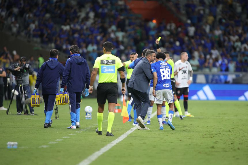 Artur Jorge lidera o Cruzeiro