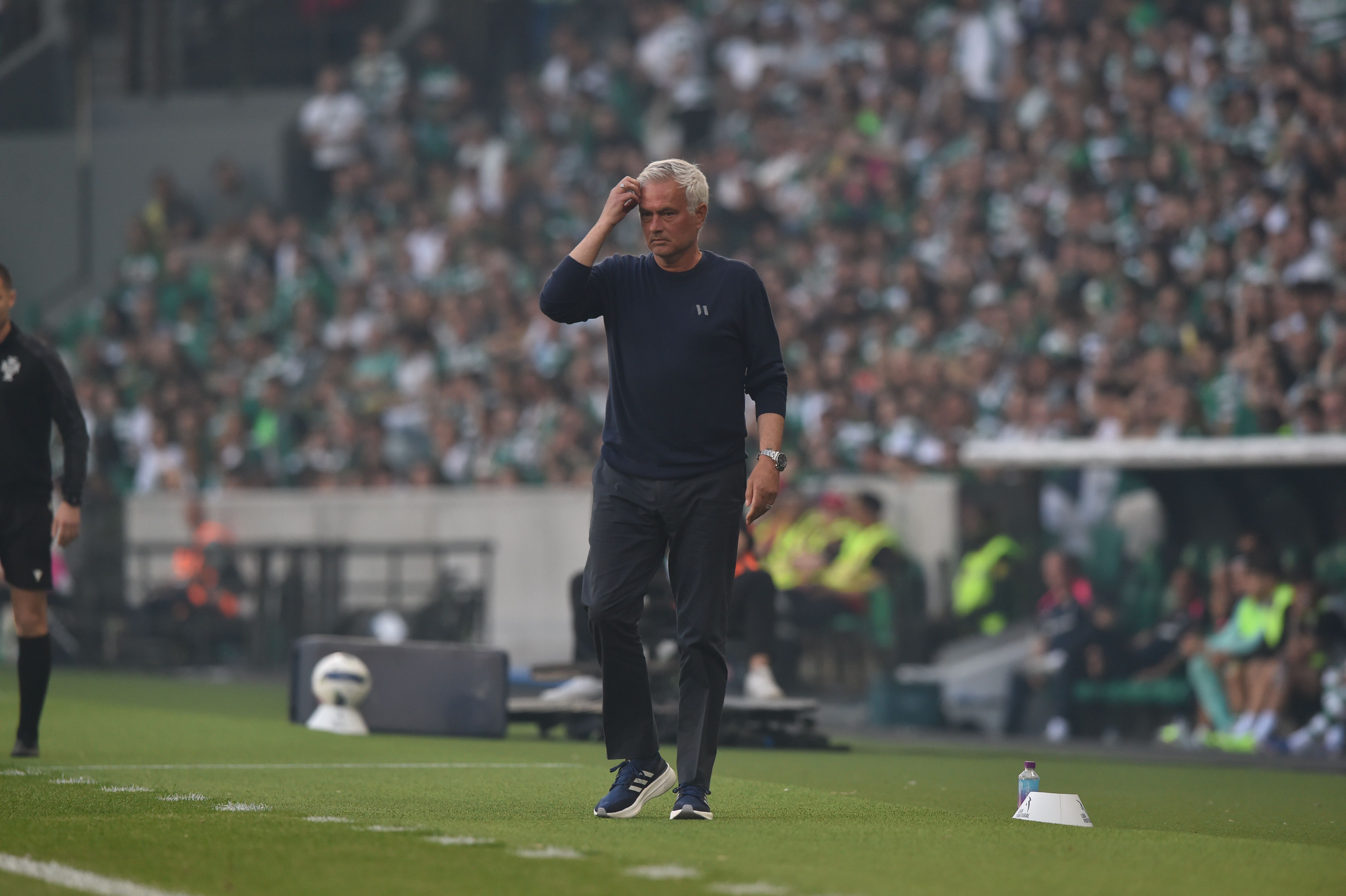 José Mourinho, treinador do Benfica, no jogo frente ao Sporting em Alvalade - Foto: Miguel Nunes
