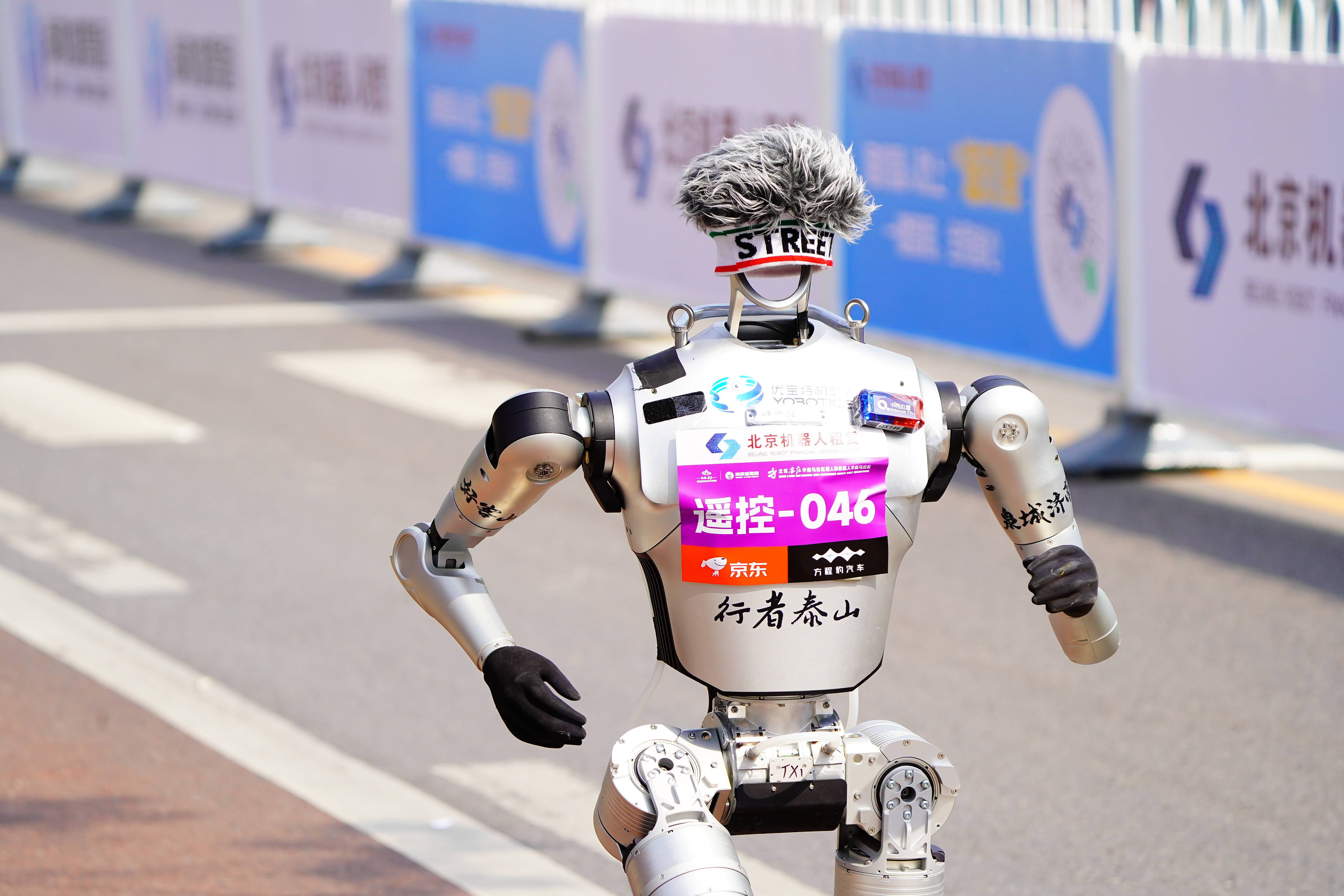 Robôs humanoides competem em meia-maratona em Pequim - foto: Imago