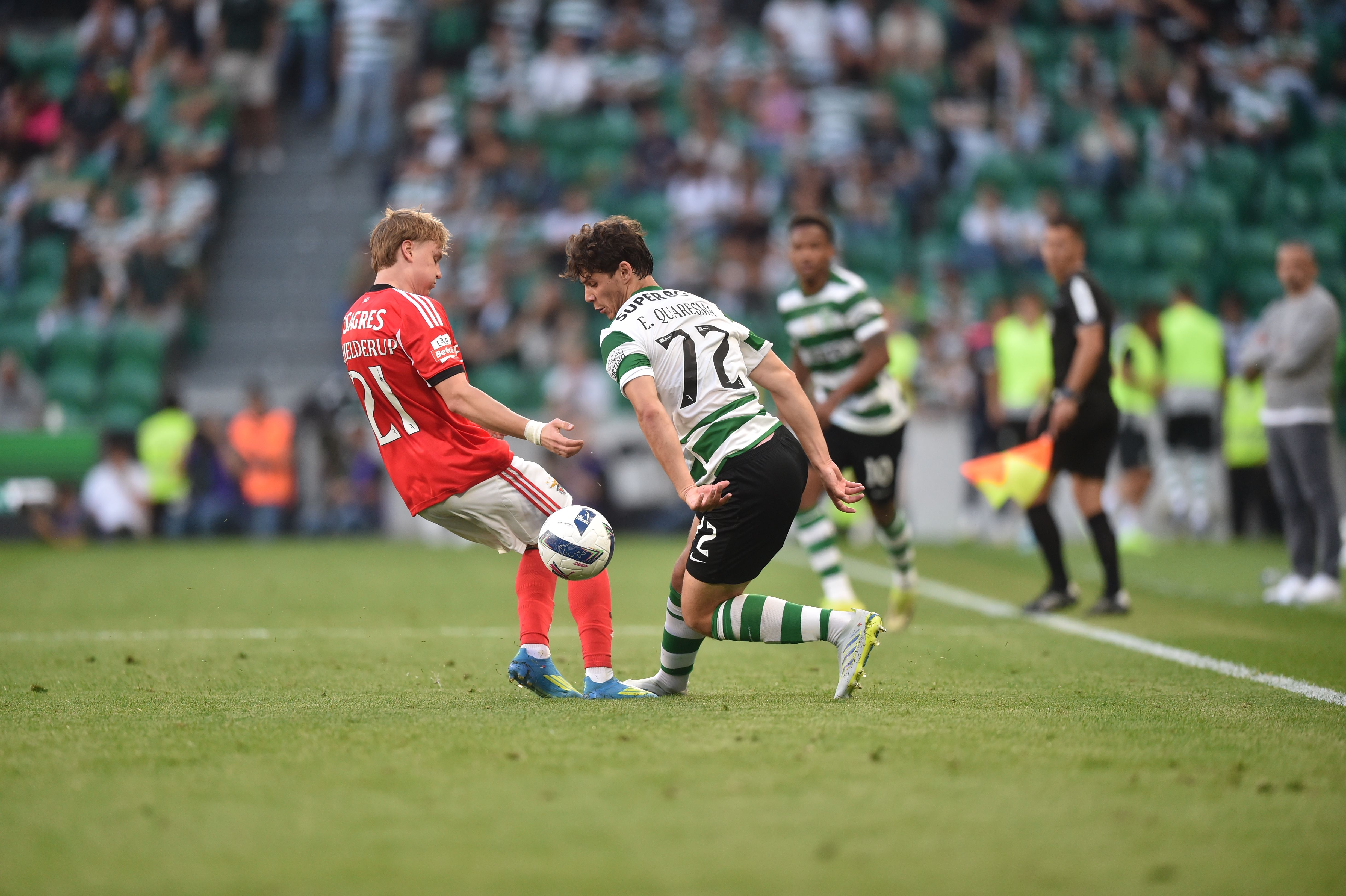 Eduardo Quaresma tenta disputa lance com Schjelderup - Foto: Miguel Nunes
