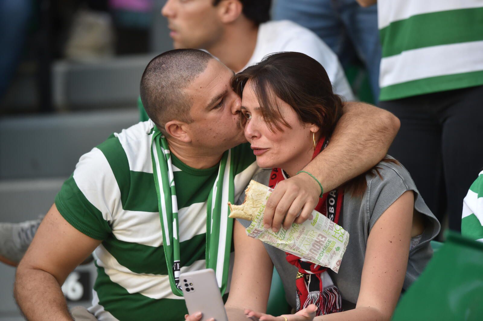 Adeptos do Sporting e do Benfica juntos na bancada - Foto: Miguel Nunes