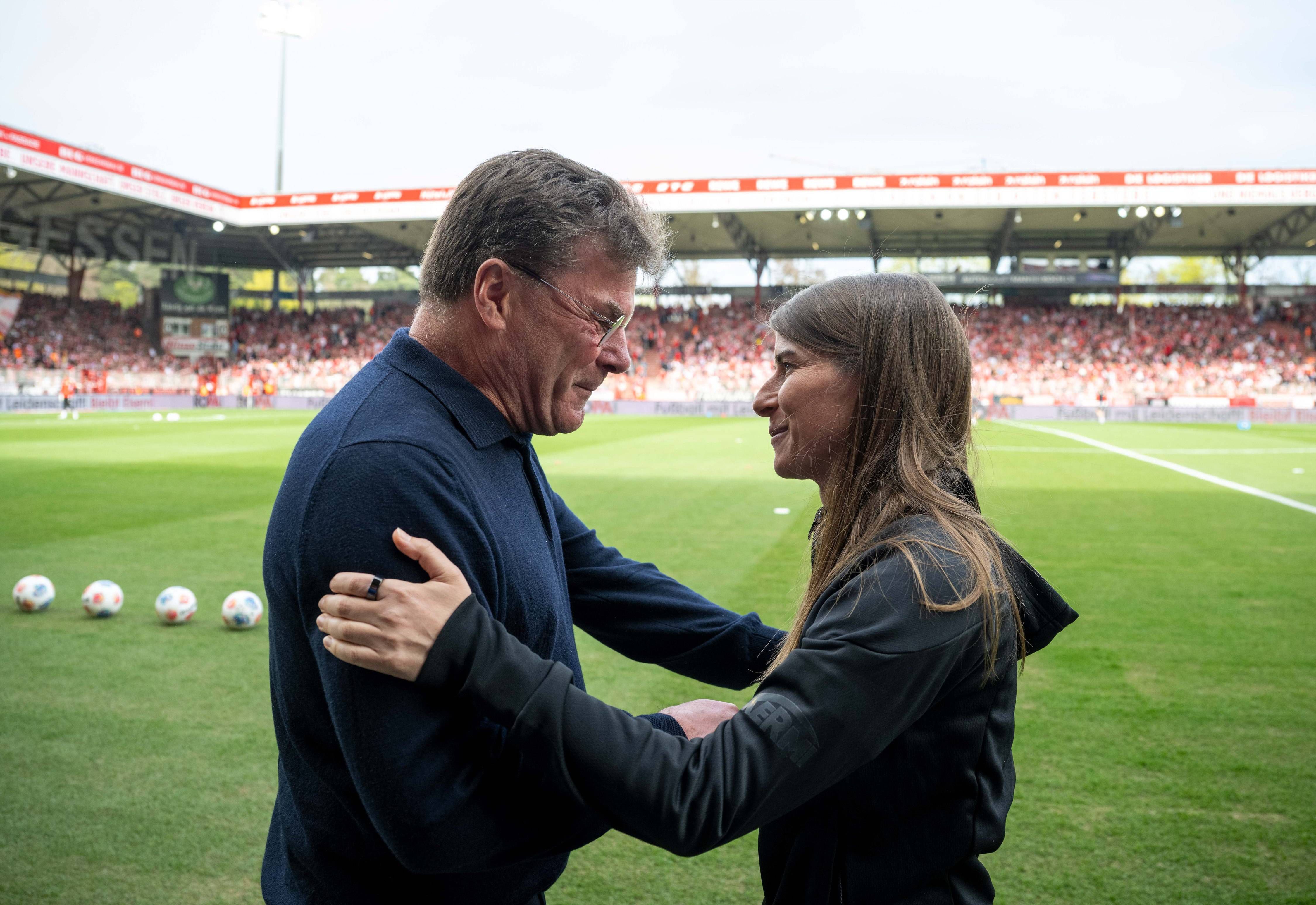 Estreia histórica de Marie-Louise Eta à frente do Union Berlin na Bundesliga - cumprimentada por Dieter Hecking, treinador do Wolfsburgo - foto: Imago