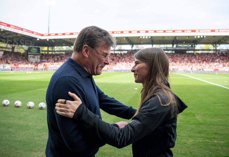 Estreia histórica de Marie-Louise Eta à frente do Union Berlin na Bundesliga - cumprimentada por Dieter Hecking, treinador do Wolfsburgo - foto: Imago