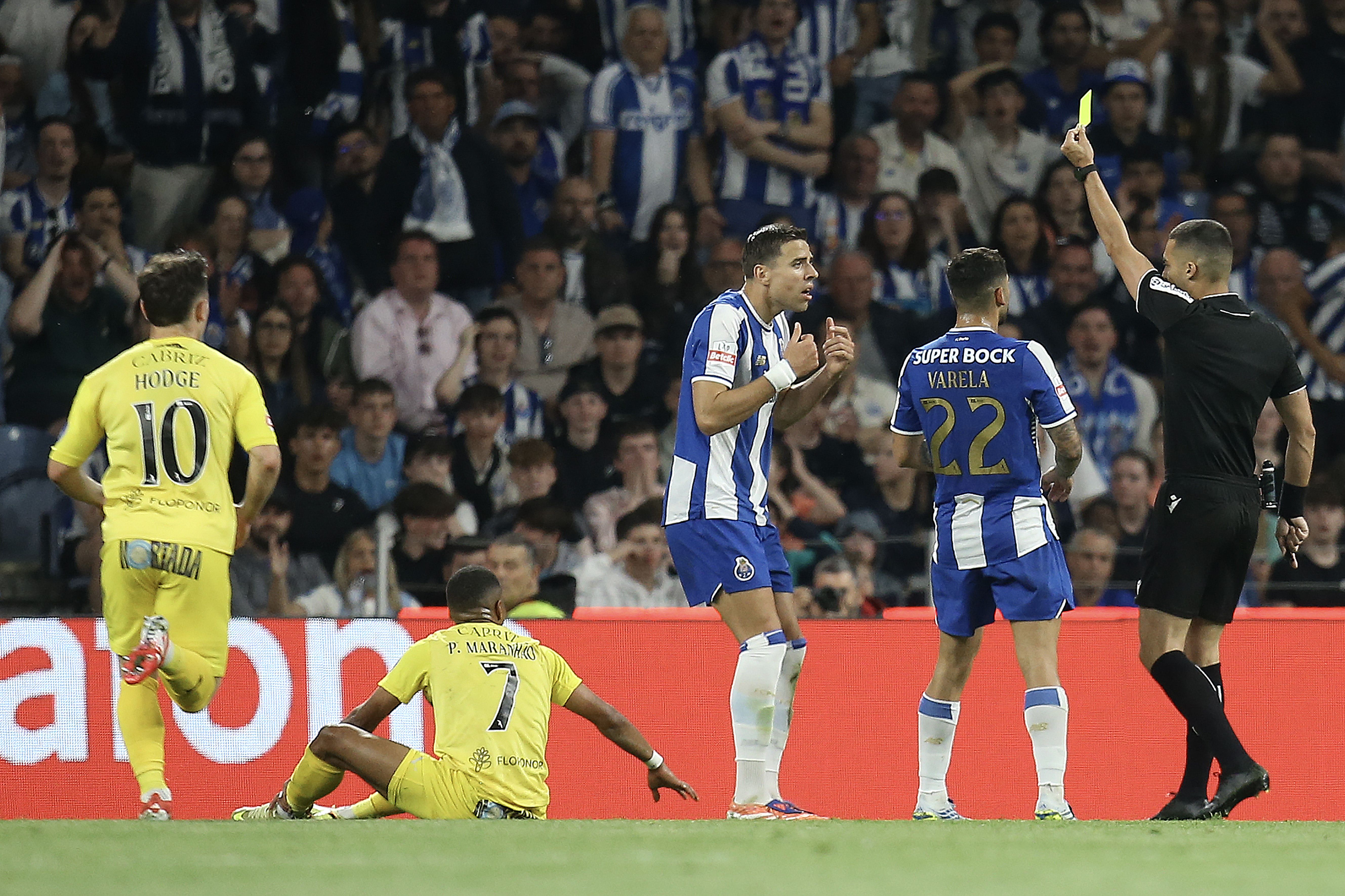 Bednarek não entende o cartão amarelo. Foi mostrado a Kiwior - Foto: Manuel Fernando Araújo/LUSA