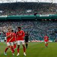 Schjelderup e Ríos celebram golo do Benfica frente ao Sporting