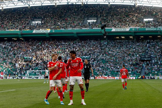 Schjelderup e Ríos celebram golo do Benfica frente ao Sporting