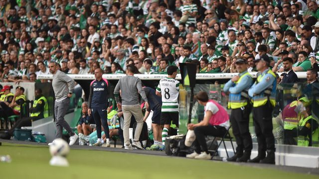 Rui Borges no banco do Sporting no jogo com o Benfica