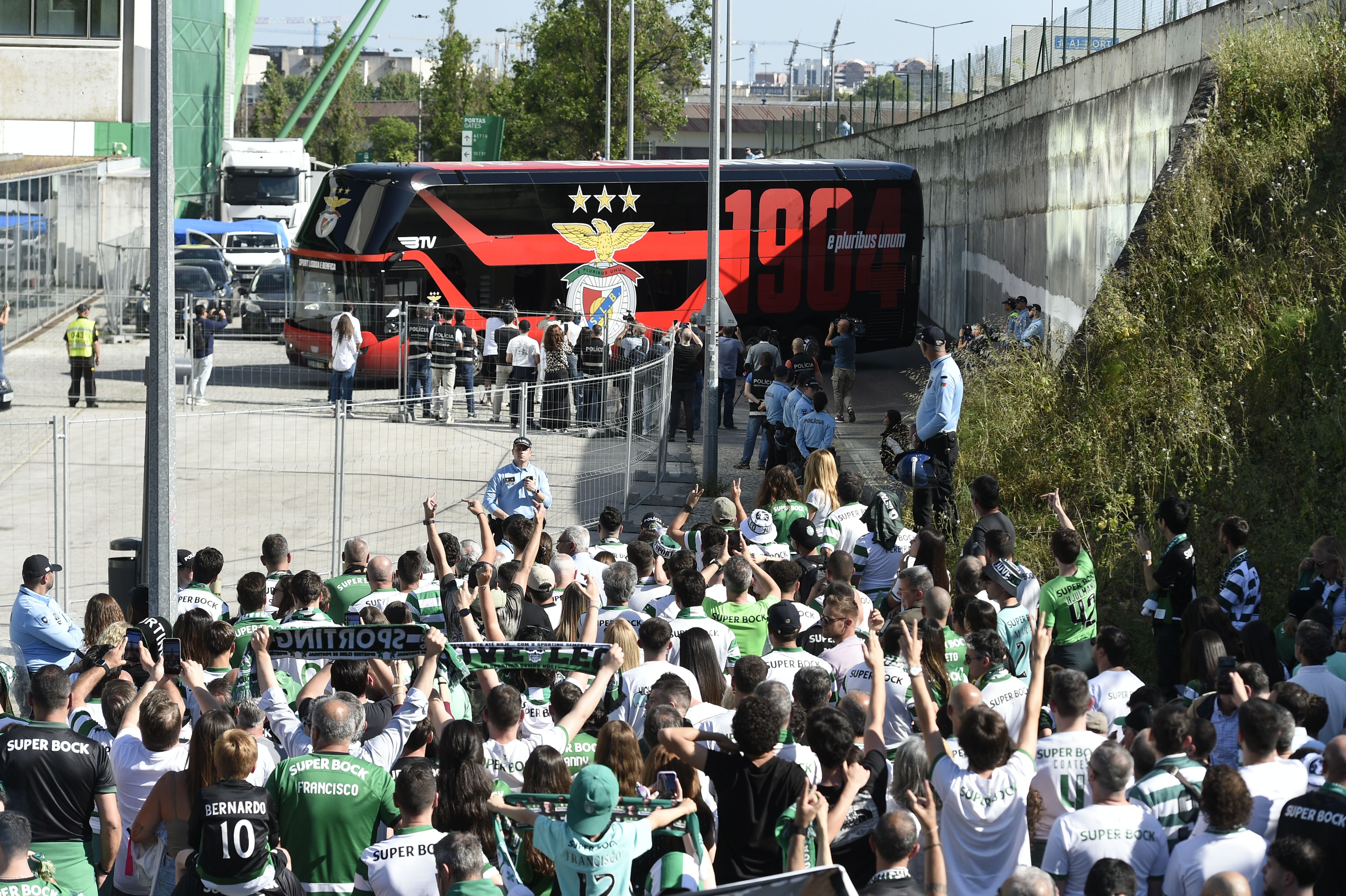 A chegada do autocarro do Benfica a Alvalade - Foto: Sérgio Miguel Santos