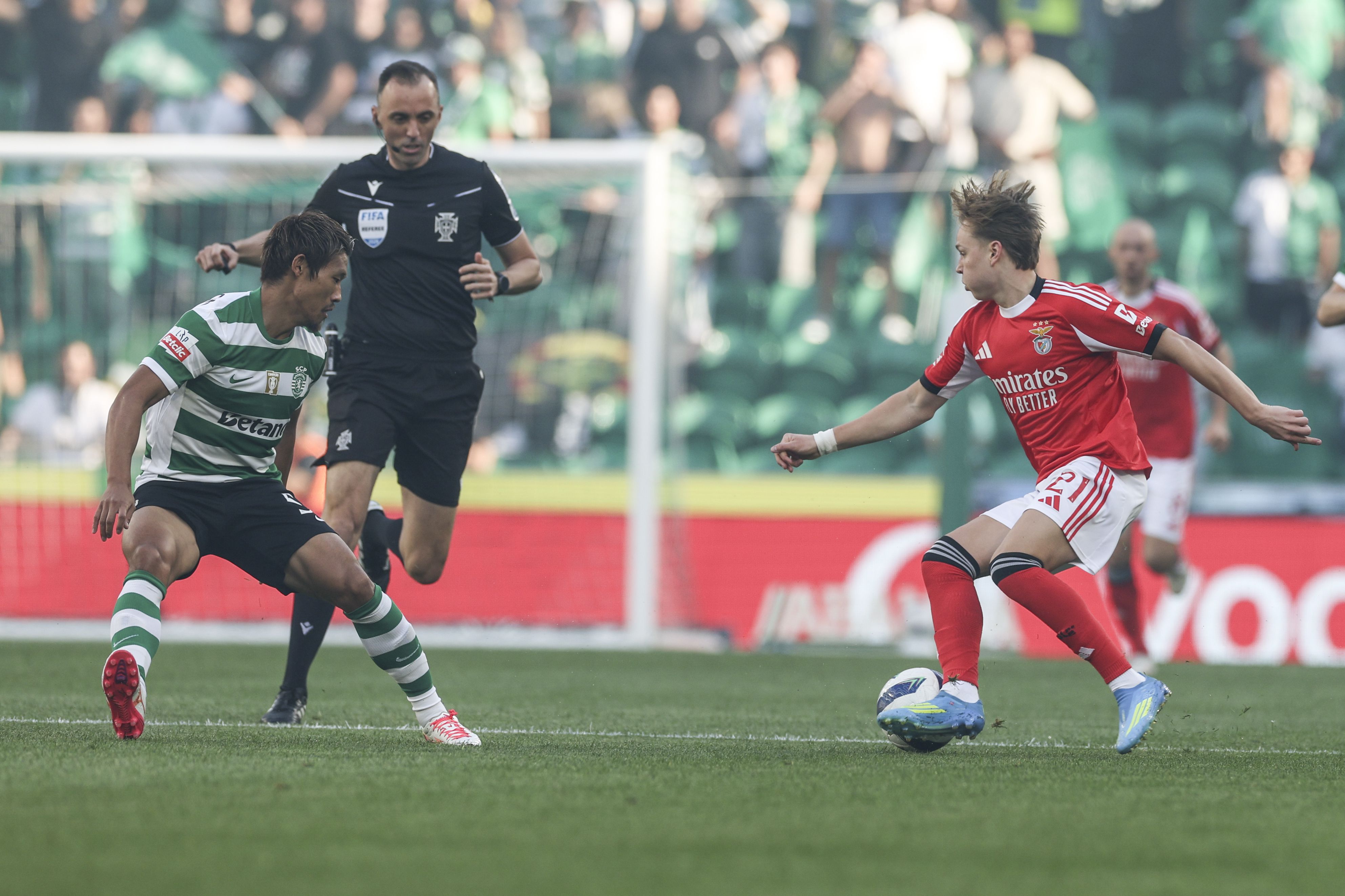 Schjelderup conduz a bola no dérbi com Morita atento - Foto: MIGUEL A. LOPES/LUSA