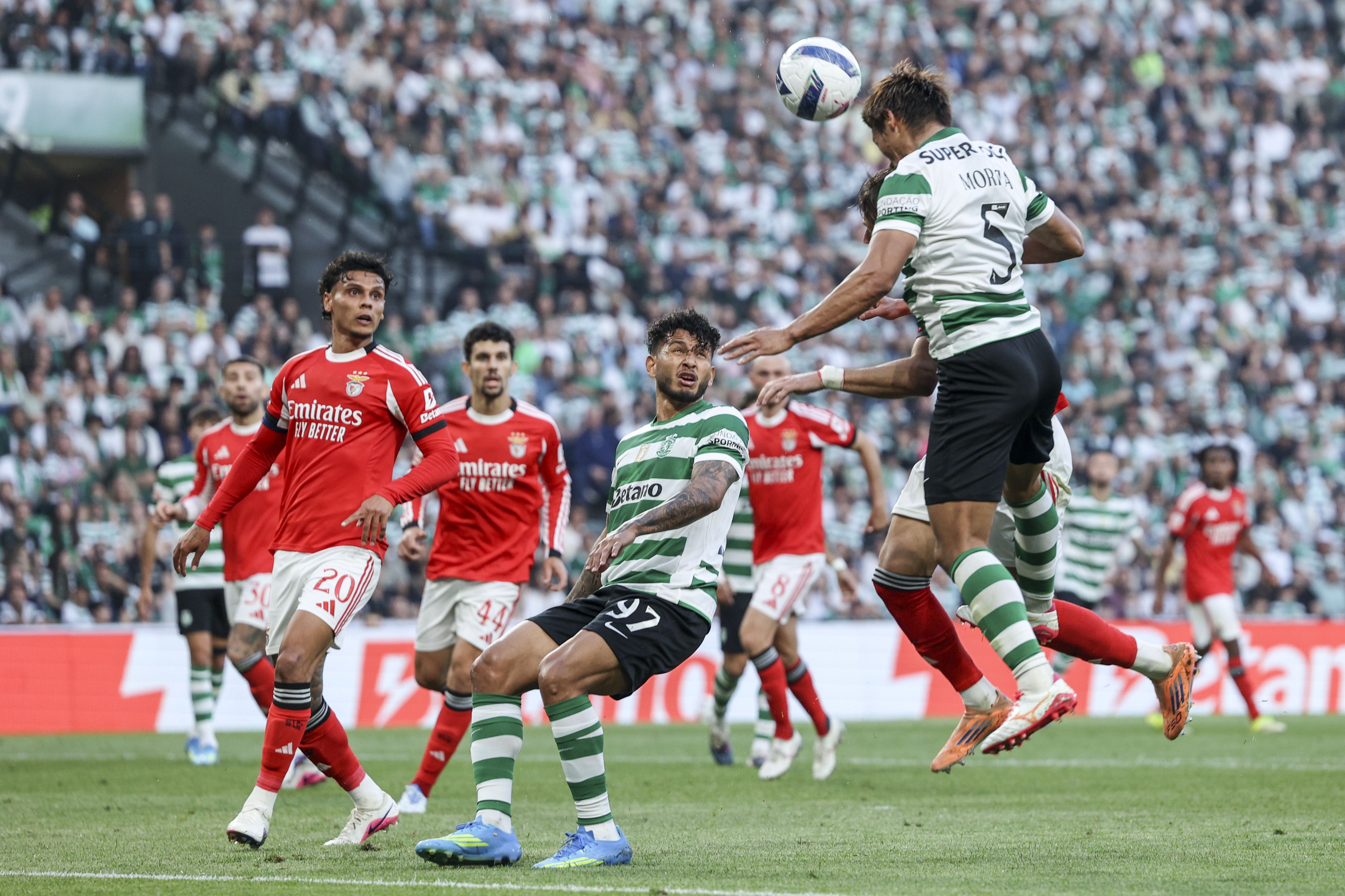 Morita cabeceou para o empate no dérbi