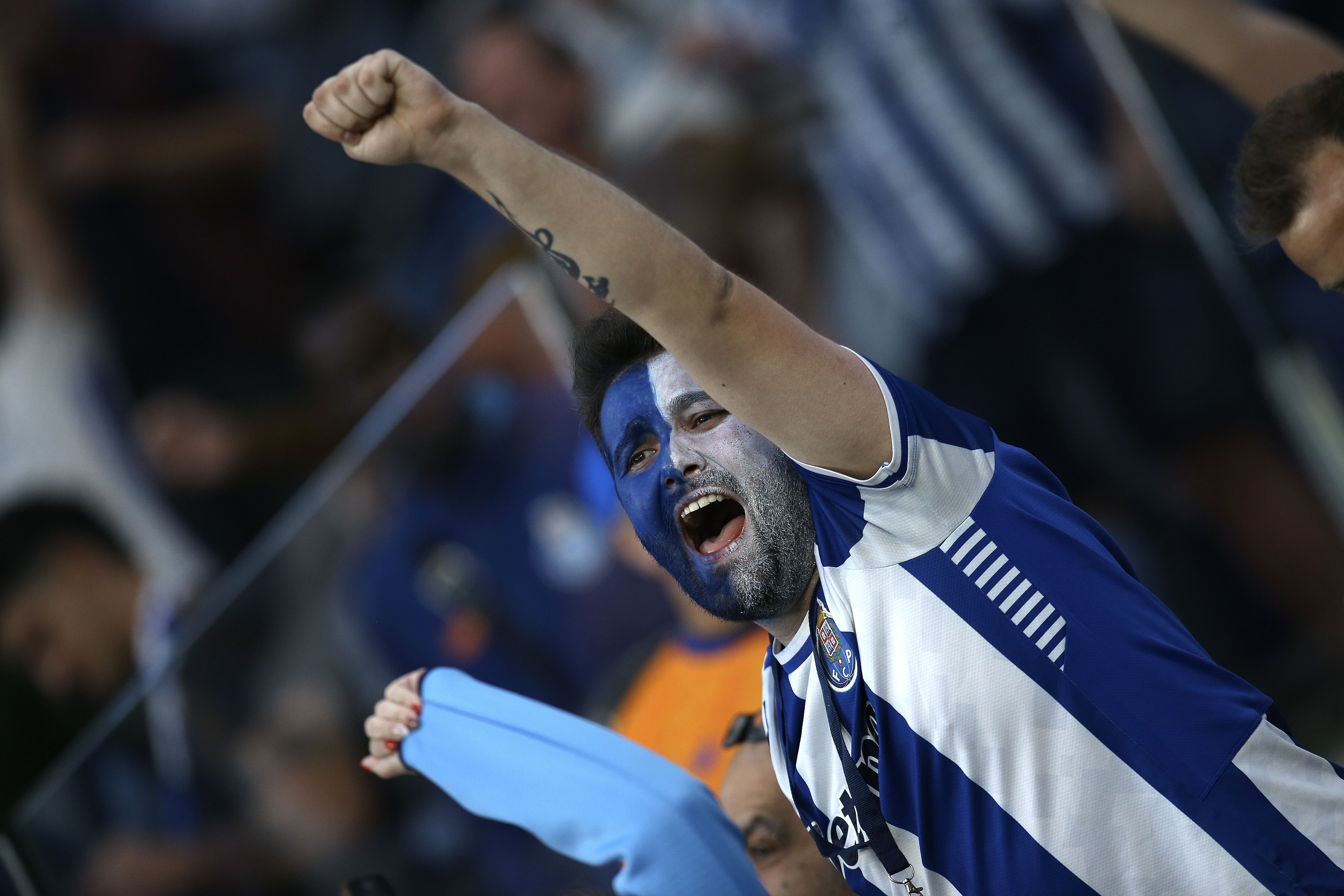 A festa de um adepto nas bancadas - Foto: Manuel Fernando Araújo/LUSA