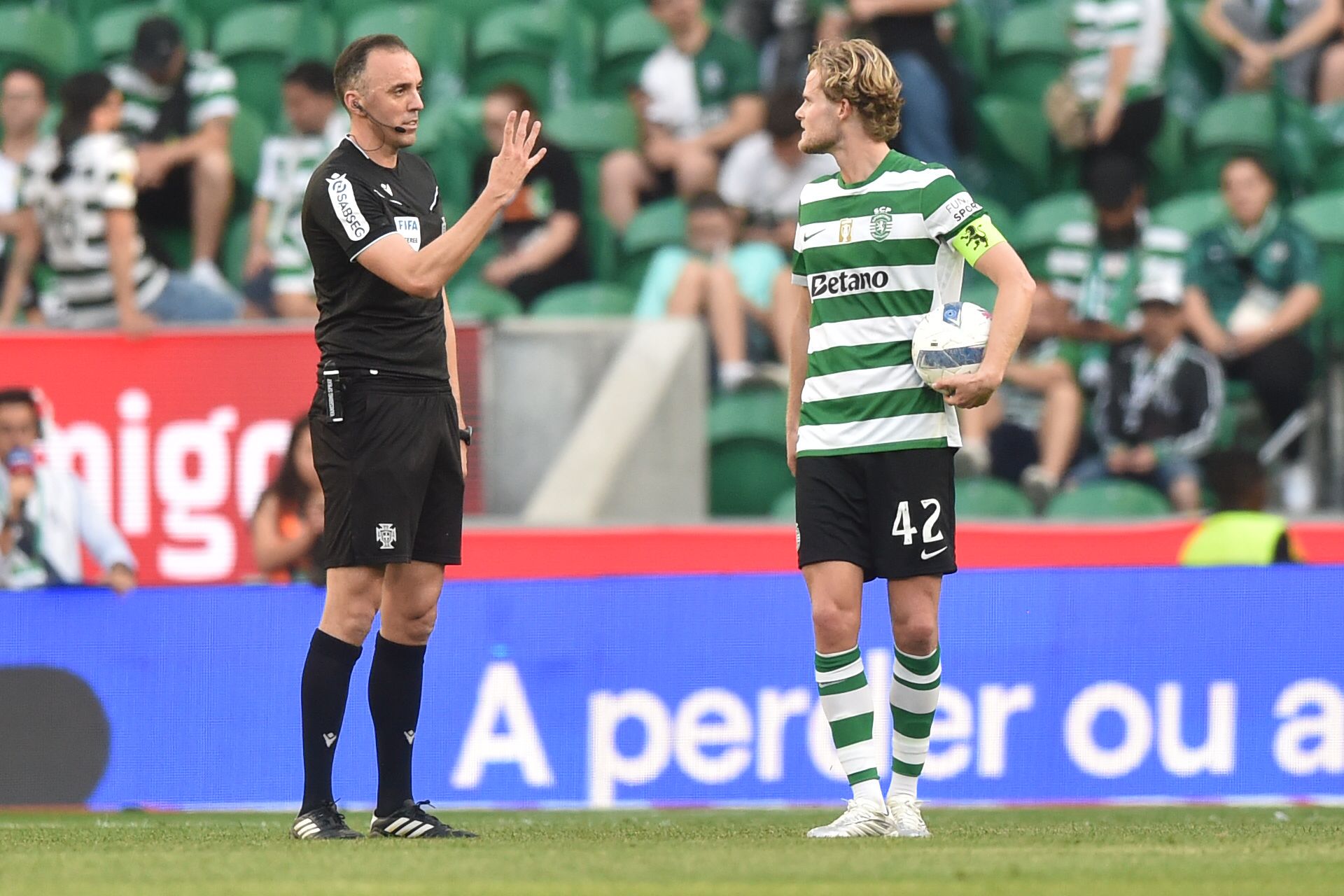 Hjulamd conversa com o árbitro João Pinheiro - Foto: Miguel Nunes