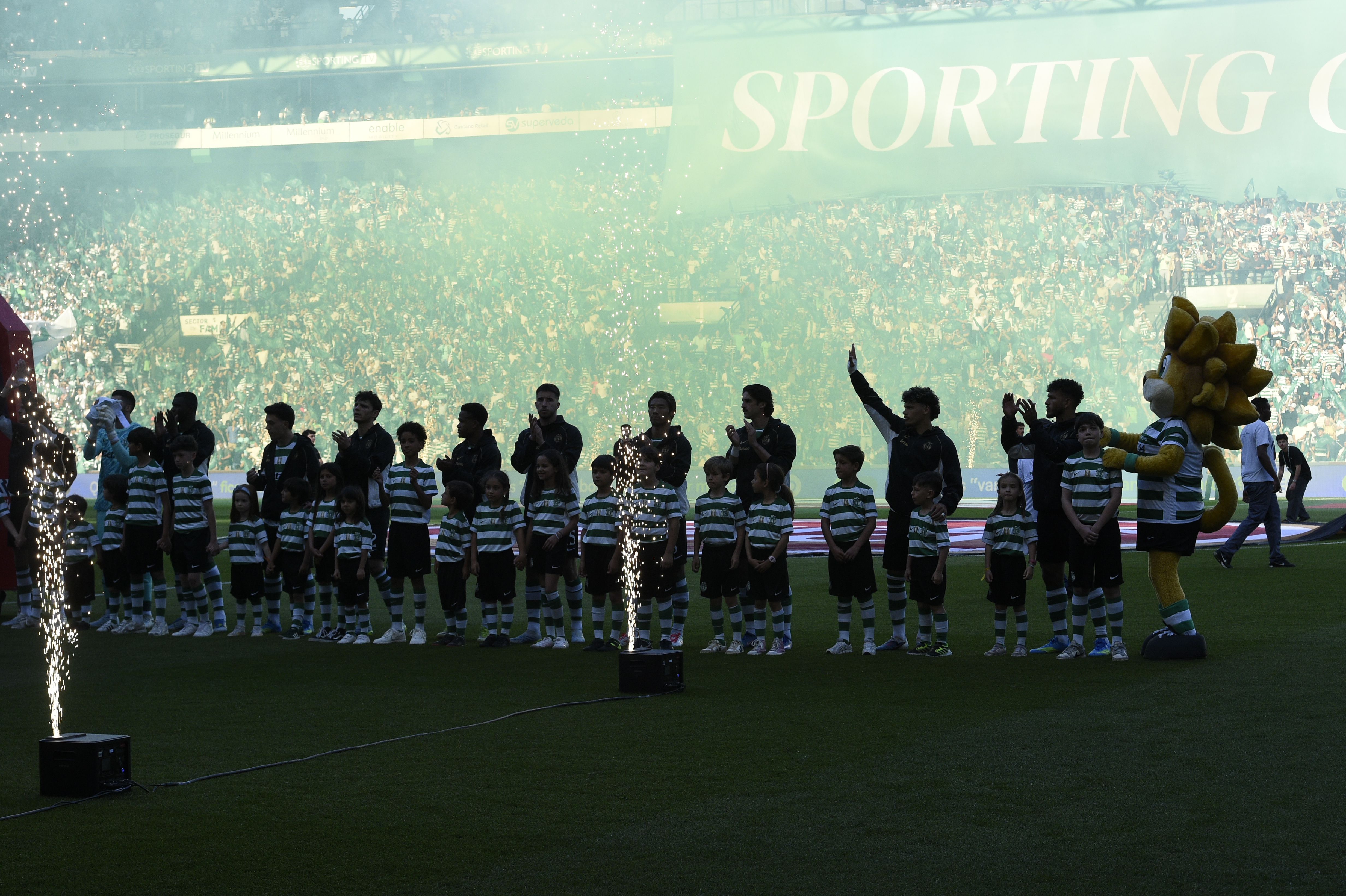 Equipa do Sporting alinhada no relvado - Foto: Sérgio Miguel Santos