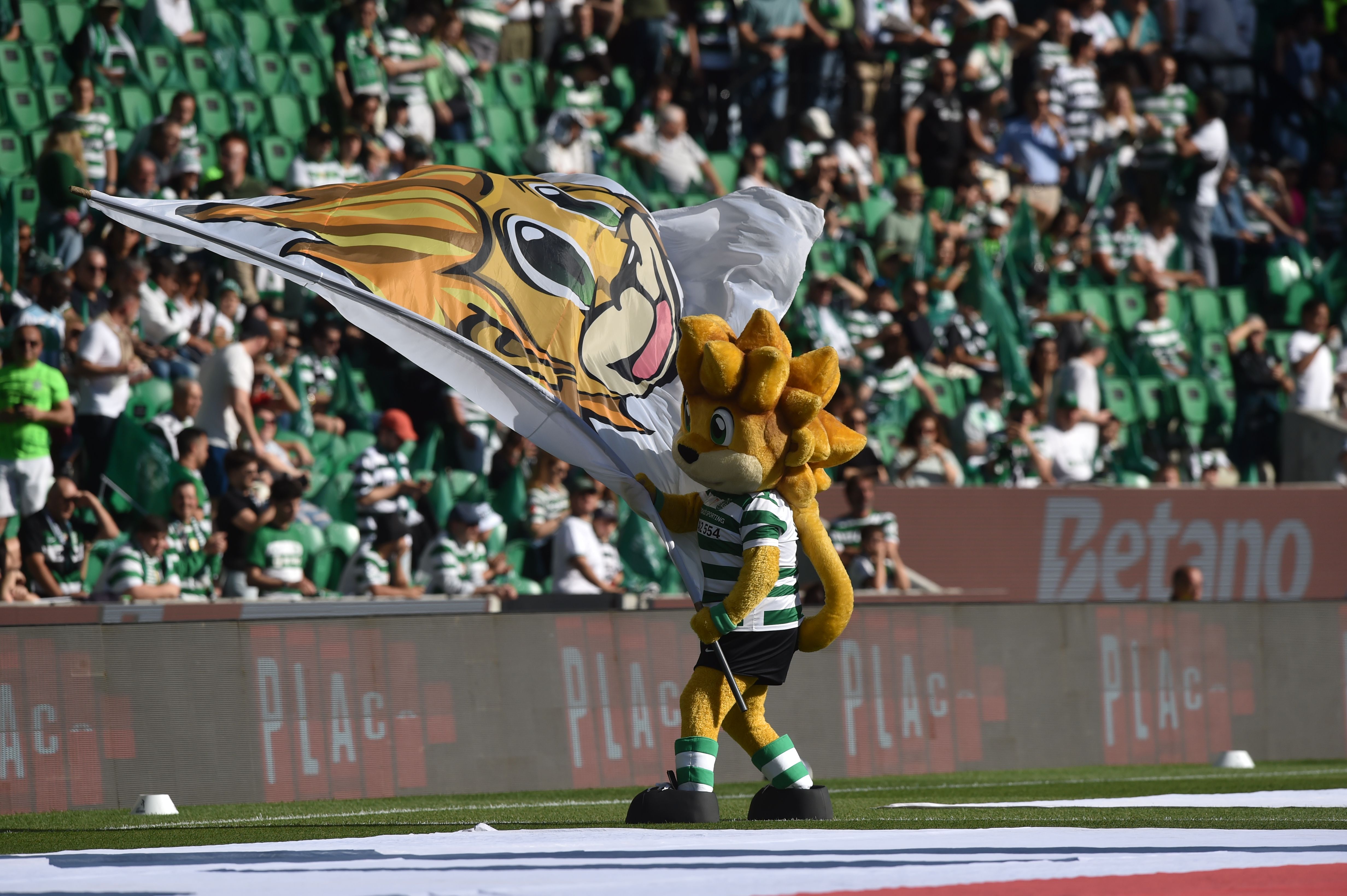 Jubas, a mascote do Sporting, no relvado de Alvalade - Foto: Miguel Nunes